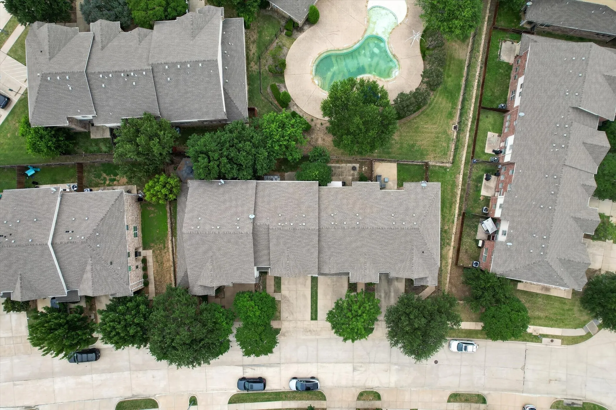 Community with multiple properties featuring shingle roofs and concrete driveways
