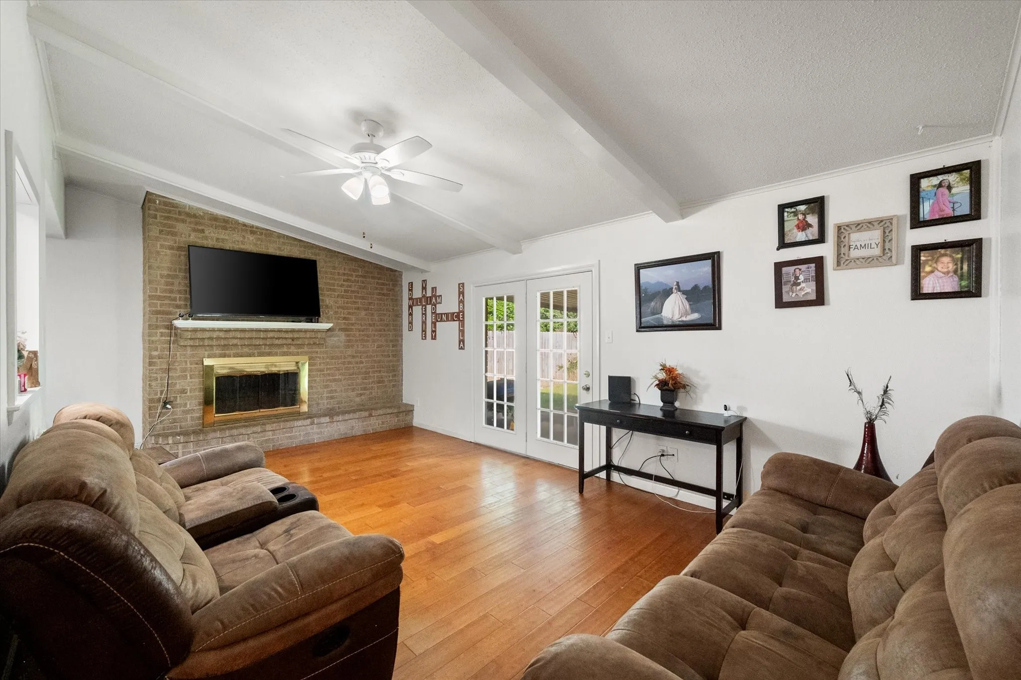 Single Family Residence For Sale in Navarro County , 402 Carol Avenue, Corsicana, Texas 75110, 3 Bedrooms, 2 Bathrooms, 1 Garage spaces, 1,276 Sqft, built in 1971, Price $214,000, mls#21283365, Real Estate Agent in Corsicana, Homes For Sale in Navarro county, Homes For Sale in Corsicana, Realtor in Corsicana Texas, Real Estate Brokerage Independent Realty Texas, Luminita Cordes Realtor