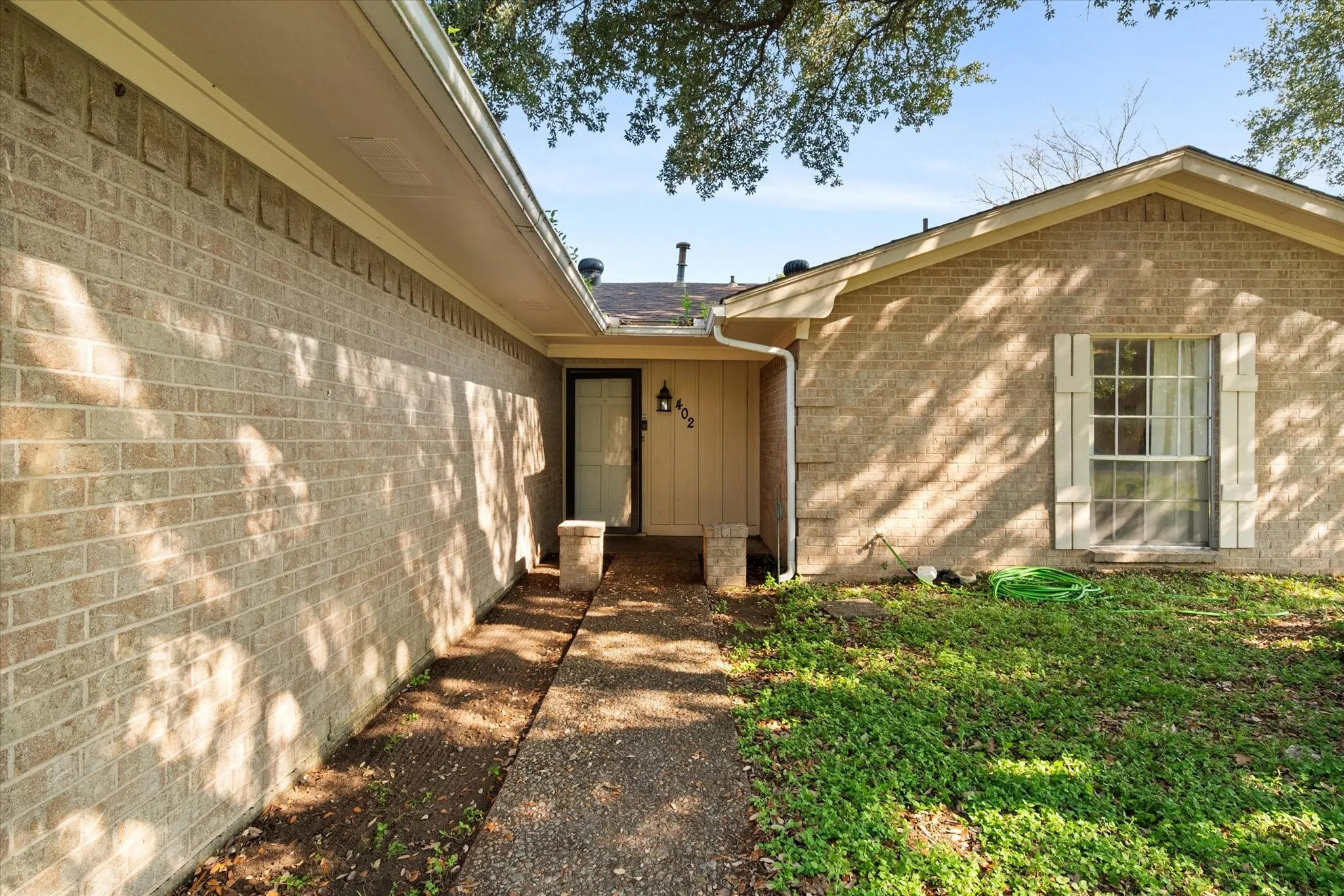 Single Family Residence For Sale in Navarro County , 402 Carol Avenue, Corsicana, Texas 75110, 3 Bedrooms, 2 Bathrooms, 1 Garage spaces, 1,276 Sqft, built in 1971, Price $214,000, mls#21283365, Real Estate Agent in Corsicana, Homes For Sale in Navarro county, Homes For Sale in Corsicana, Realtor in Corsicana Texas, Real Estate Brokerage Independent Realty Texas, Luminita Cordes Realtor