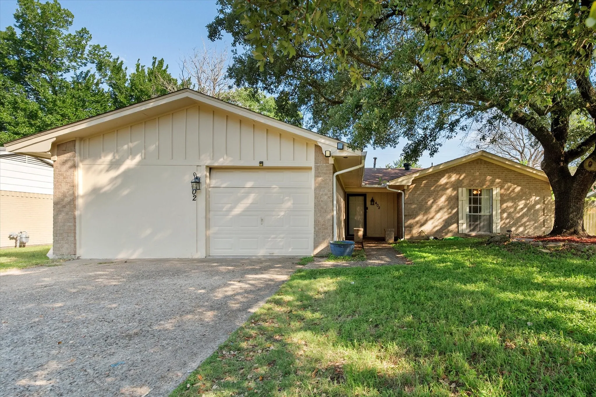 Single Family Residence For Sale in Navarro County , 402 Carol Avenue, Corsicana, Texas 75110, 3 Bedrooms, 2 Bathrooms, 1 Garage spaces, 1,276 Sqft, built in 1971, Price $214,000, mls#21283365, Real Estate Agent in Corsicana, Homes For Sale in Navarro county, Homes For Sale in Corsicana, Realtor in Corsicana Texas, Real Estate Brokerage Independent Realty Texas, Luminita Cordes Realtor