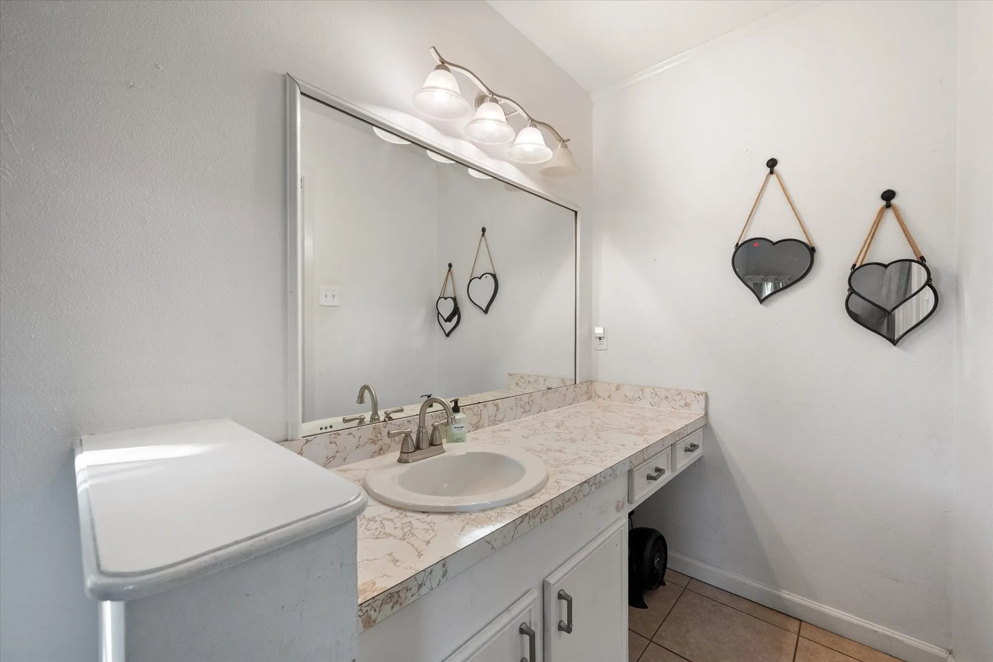 Single Family Residence For Sale in Navarro County , 402 Carol Avenue, Corsicana, Texas 75110, 3 Bedrooms, 2 Bathrooms, 1 Garage spaces, 1,276 Sqft, built in 1971, Price $214,000, mls#21283365, Real Estate Agent in Corsicana, Homes For Sale in Navarro county, Homes For Sale in Corsicana, Realtor in Corsicana Texas, Real Estate Brokerage Independent Realty Texas, Luminita Cordes Realtor
