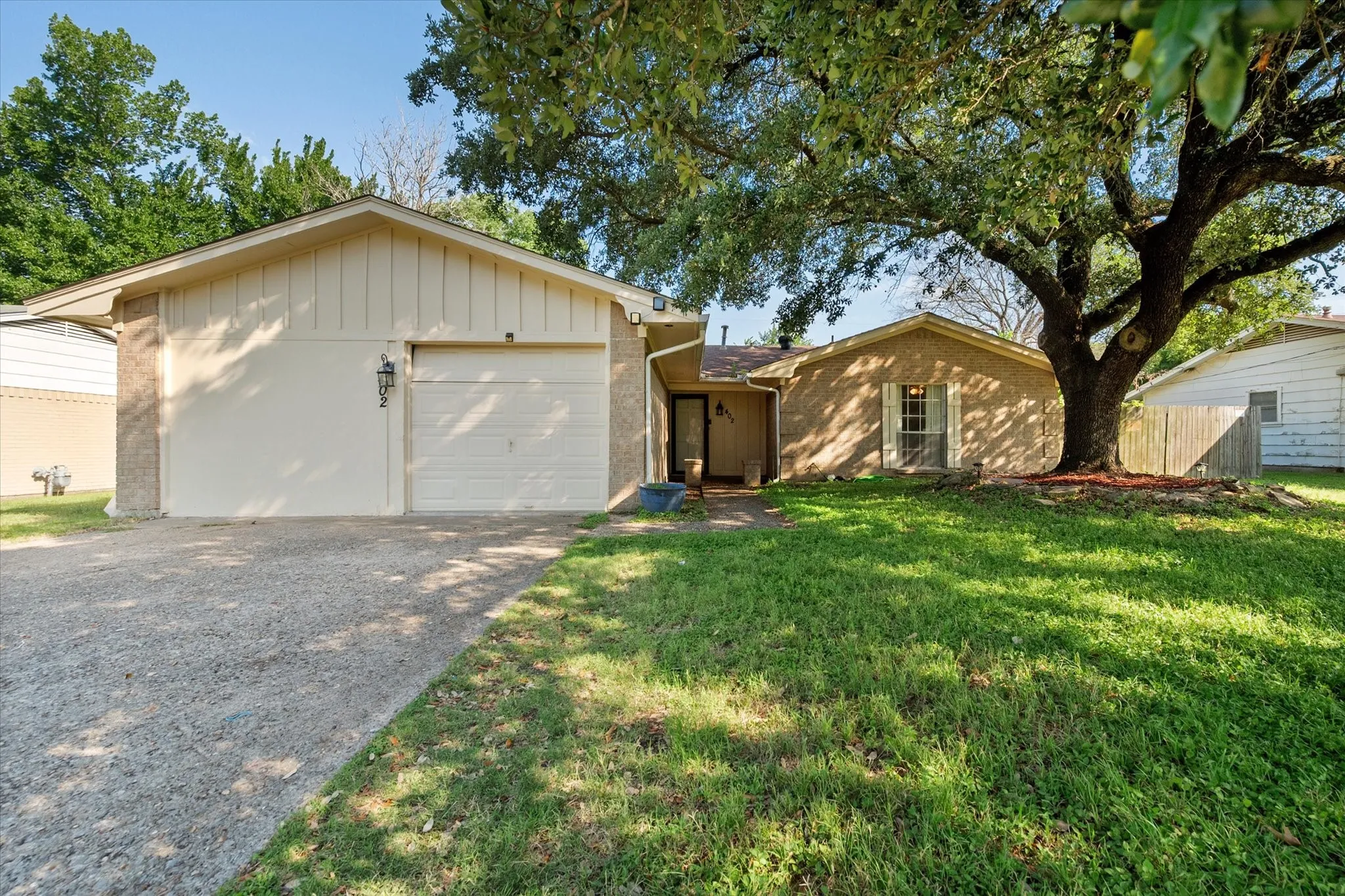 Single Family Residence For Sale in Navarro County , 402 Carol Avenue, Corsicana, Texas 75110, 3 Bedrooms, 2 Bathrooms, 1 Garage spaces, 1,276 Sqft, built in 1971, Price $214,000, mls#21283365, Real Estate Agent in Corsicana, Homes For Sale in Navarro county, Homes For Sale in Corsicana, Realtor in Corsicana Texas, Real Estate Brokerage Independent Realty Texas, Luminita Cordes Realtor