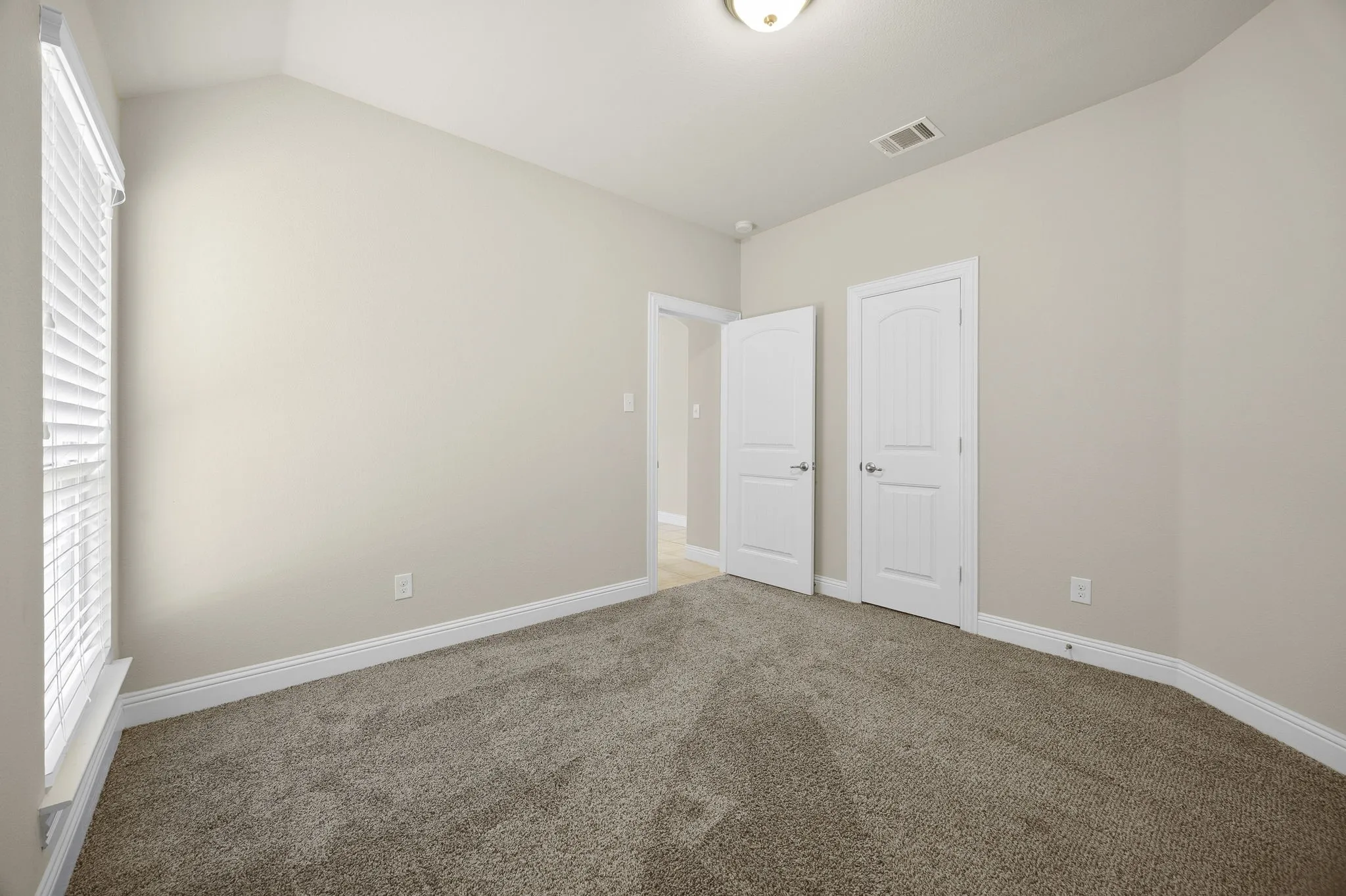Secondary bedroom.