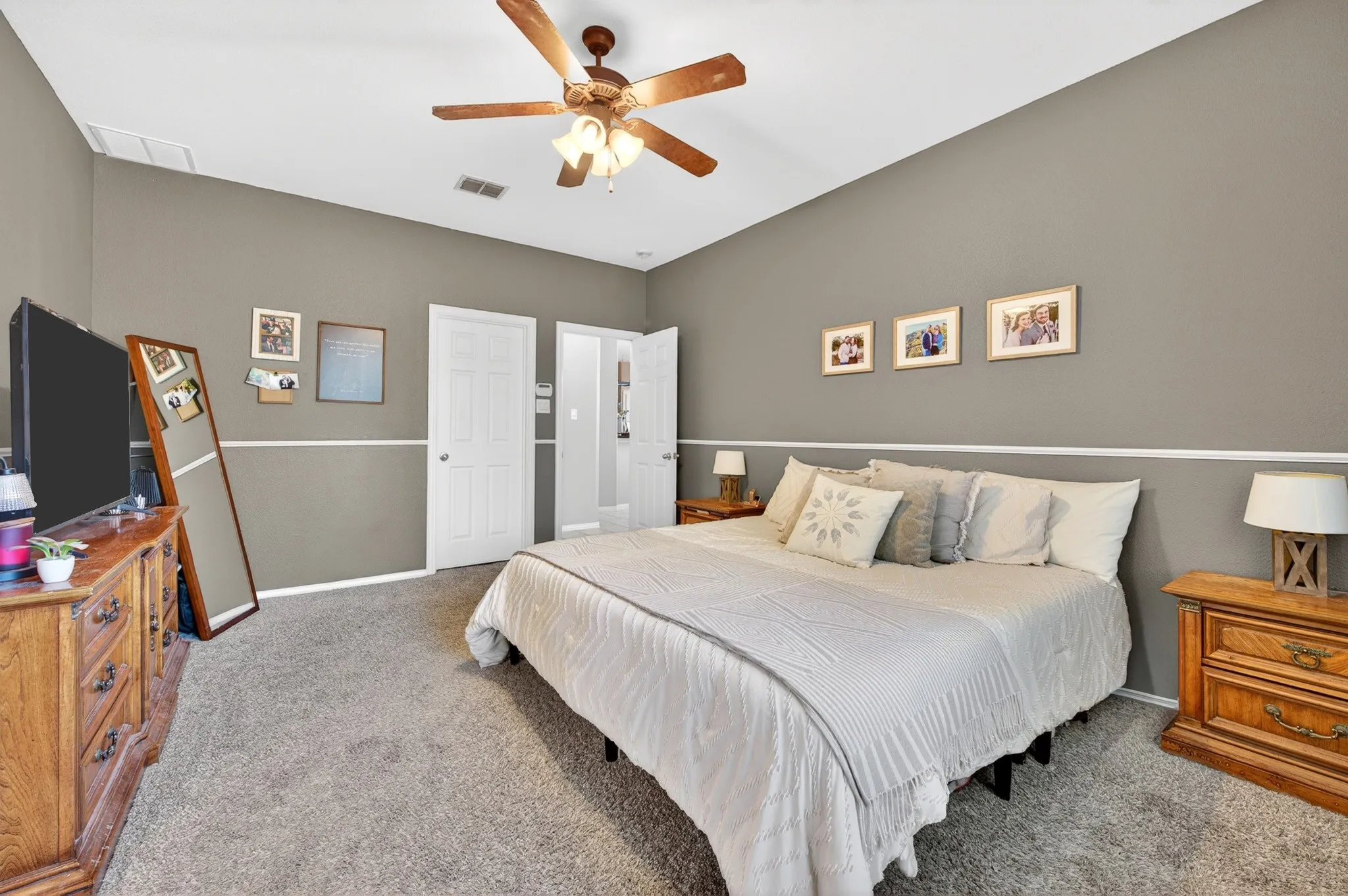 Carpeted room with a vaulted ceiling and a ceiling fan