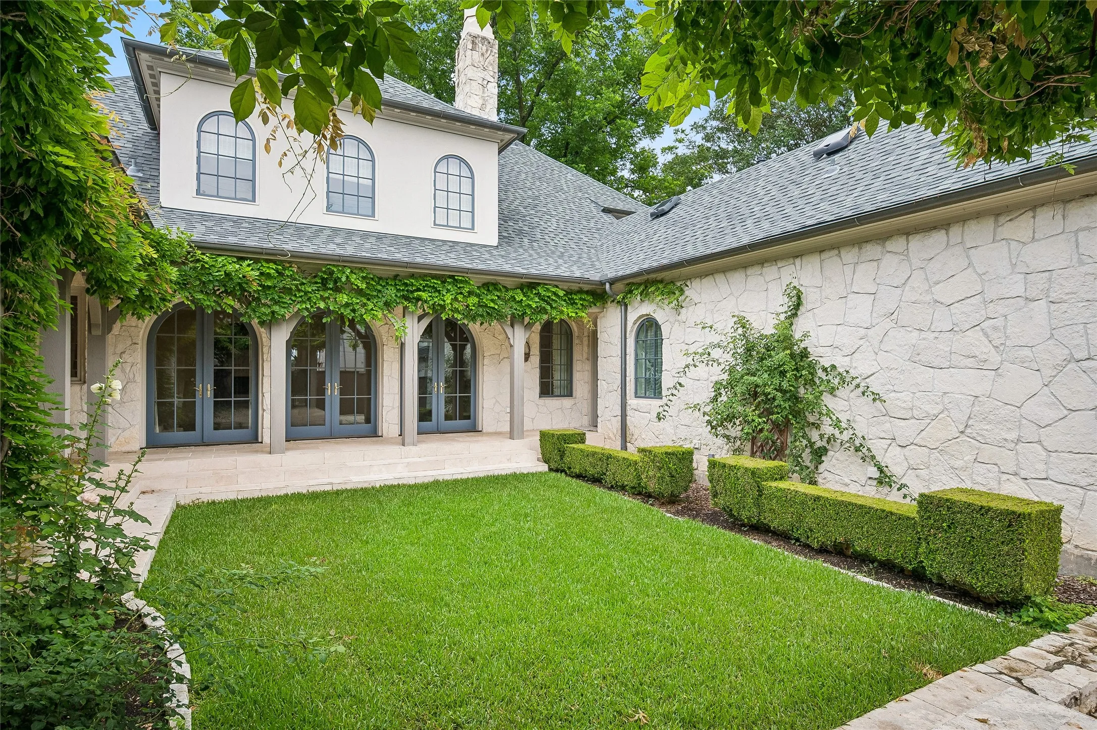 Single Family Residence For Sale in Dallas County , 4424 Manning Lane, Dallas, Texas 75220, 4 Bedroom, 5 Bathroom, 2 Garage spaces, 6,530 Sqft, built in 2007, mls#21280377, Real Estate Agent in Dallas, Homes For Sale in Dallas county, Homes For Sale in Dallas, Realtor in Dallas Texas, Real Estate Brokerage Independent Realty Texas, Luminita Cordes Realtor