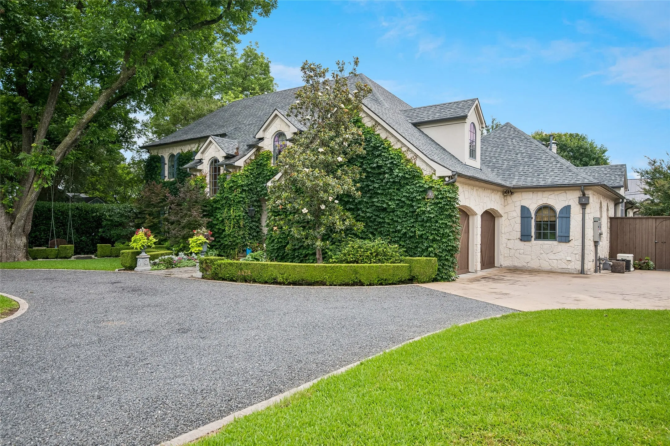 Single Family Residence For Sale in Dallas County , 4424 Manning Lane, Dallas, Texas 75220, 4 Bedroom, 5 Bathroom, 2 Garage spaces, 6,530 Sqft, built in 2007, mls#21280377, Real Estate Agent in Dallas, Homes For Sale in Dallas county, Homes For Sale in Dallas, Realtor in Dallas Texas, Real Estate Brokerage Independent Realty Texas, Luminita Cordes Realtor