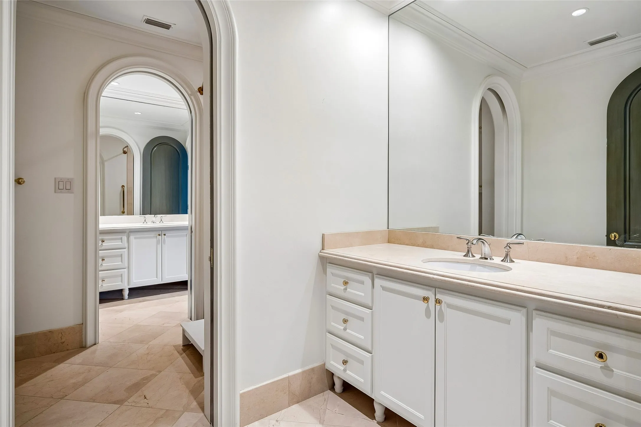 Single Family Residence For Sale in Dallas County , 4424 Manning Lane, Dallas, Texas 75220, 4 Bedroom, 5 Bathroom, 2 Garage spaces, 6,530 Sqft, built in 2007, mls#21280377, Real Estate Agent in Dallas, Homes For Sale in Dallas county, Homes For Sale in Dallas, Realtor in Dallas Texas, Real Estate Brokerage Independent Realty Texas, Luminita Cordes Realtor