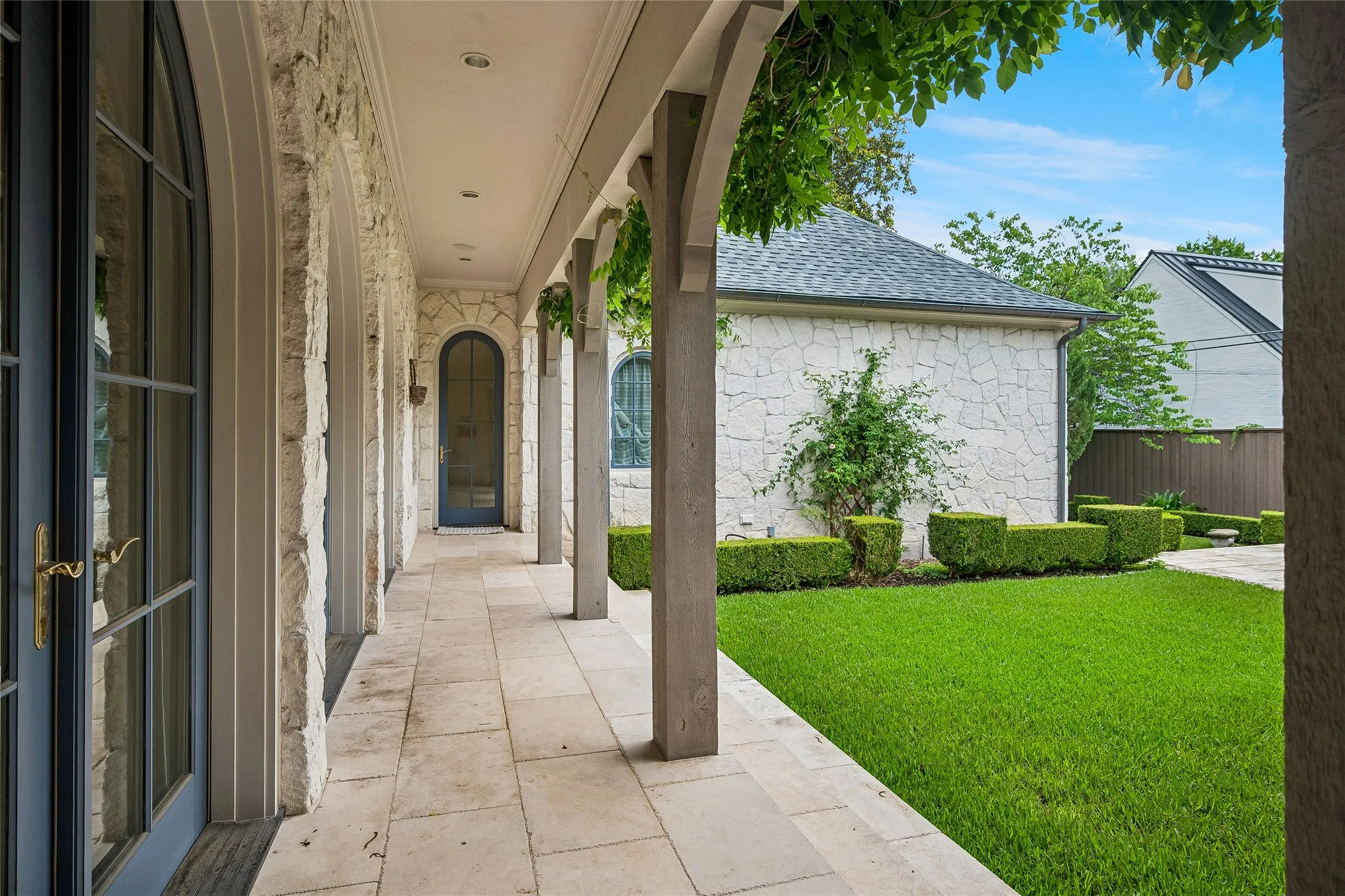 Single Family Residence For Sale in Dallas County , 4424 Manning Lane, Dallas, Texas 75220, 4 Bedroom, 5 Bathroom, 2 Garage spaces, 6,530 Sqft, built in 2007, mls#21280377, Real Estate Agent in Dallas, Homes For Sale in Dallas county, Homes For Sale in Dallas, Realtor in Dallas Texas, Real Estate Brokerage Independent Realty Texas, Luminita Cordes Realtor