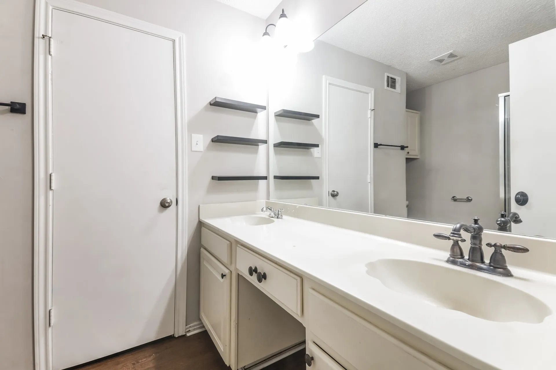 Single Family Residence For Rent in Denton County , 2026 Greenview Drive, Carrollton, Texas 75010, 2 Bedroom, 1 Bathroom, 2 Garage spaces, 1,000 Sqft, built in 1989, mls#21284416, Real Estate Agent in Carrollton, Homes For Rent in Denton county, Homes For Rent in Carrollton, Realtor in Carrollton Texas, Real Estate Brokerage Independent Realty Texas, Luminita Cordes Realtor