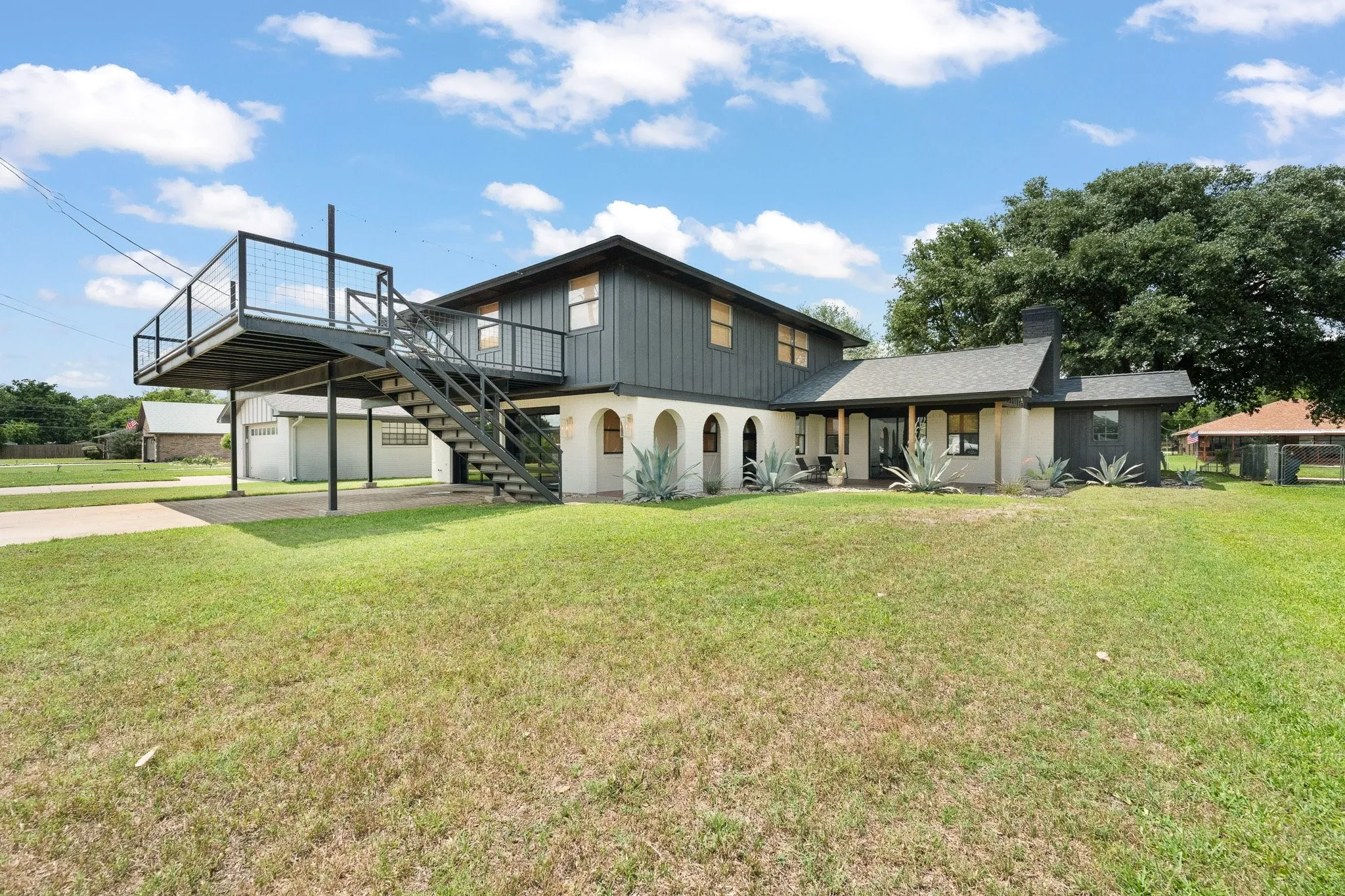 Single Family Residence For Sale in Hood County , 3708 Coral Sands Court, Granbury, Texas 76049, 3 Bedroom, 3 Bathroom, 2 Garage spaces, 2,674 Sqft, built in 1982, mls#21283944, Real Estate Agent in Granbury, Homes For Sale in Hood county, Homes For Sale in Granbury, Realtor in Granbury Texas, Real Estate Brokerage Independent Realty Texas, Luminita Cordes Realtor