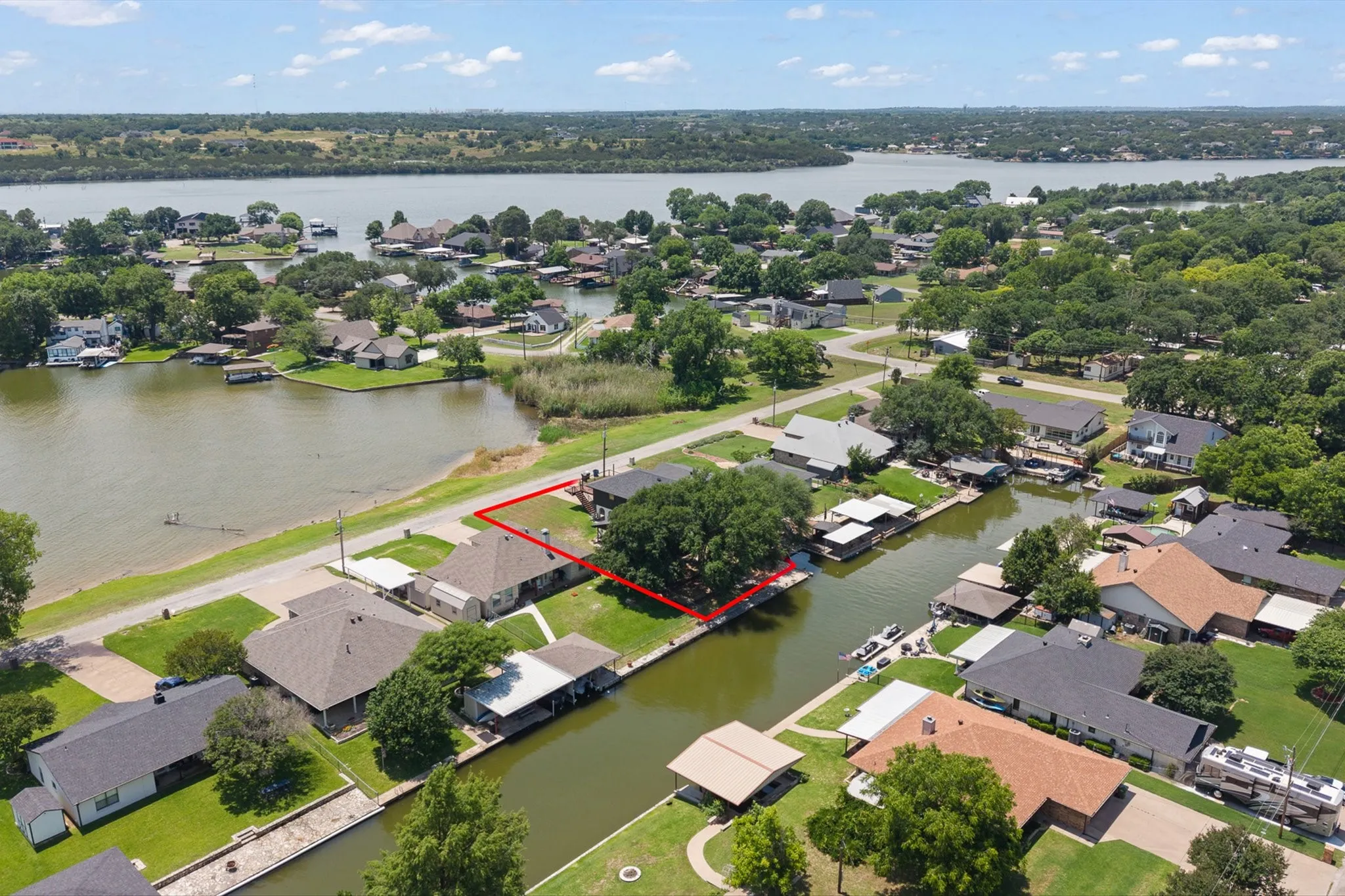 Single Family Residence For Sale in Hood County , 3708 Coral Sands Court, Granbury, Texas 76049, 3 Bedroom, 3 Bathroom, 2 Garage spaces, 2,674 Sqft, built in 1982, mls#21283944, Real Estate Agent in Granbury, Homes For Sale in Hood county, Homes For Sale in Granbury, Realtor in Granbury Texas, Real Estate Brokerage Independent Realty Texas, Luminita Cordes Realtor