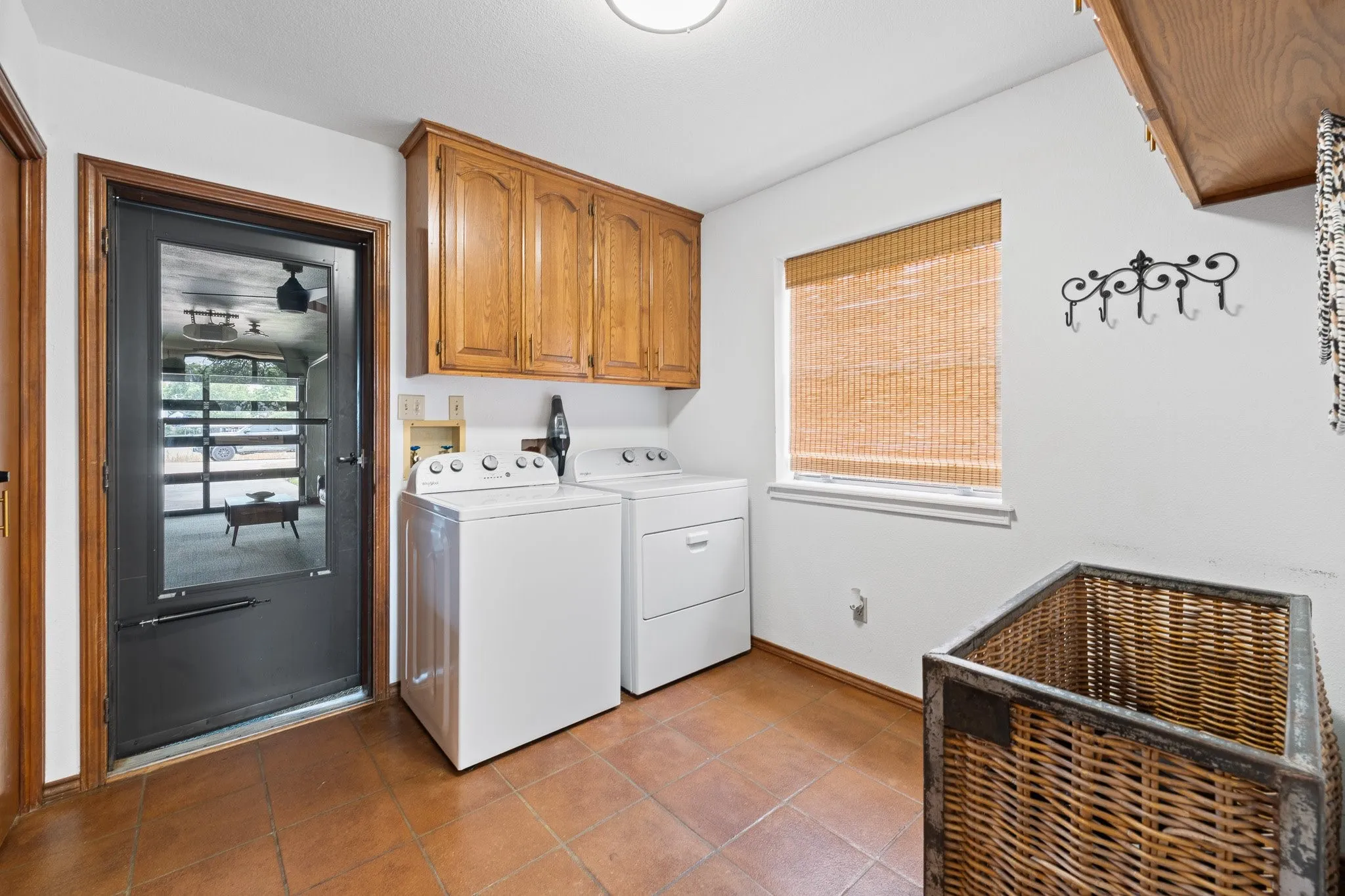 Single Family Residence For Sale in Hood County , 3708 Coral Sands Court, Granbury, Texas 76049, 3 Bedroom, 3 Bathroom, 2 Garage spaces, 2,674 Sqft, built in 1982, mls#21283944, Real Estate Agent in Granbury, Homes For Sale in Hood county, Homes For Sale in Granbury, Realtor in Granbury Texas, Real Estate Brokerage Independent Realty Texas, Luminita Cordes Realtor