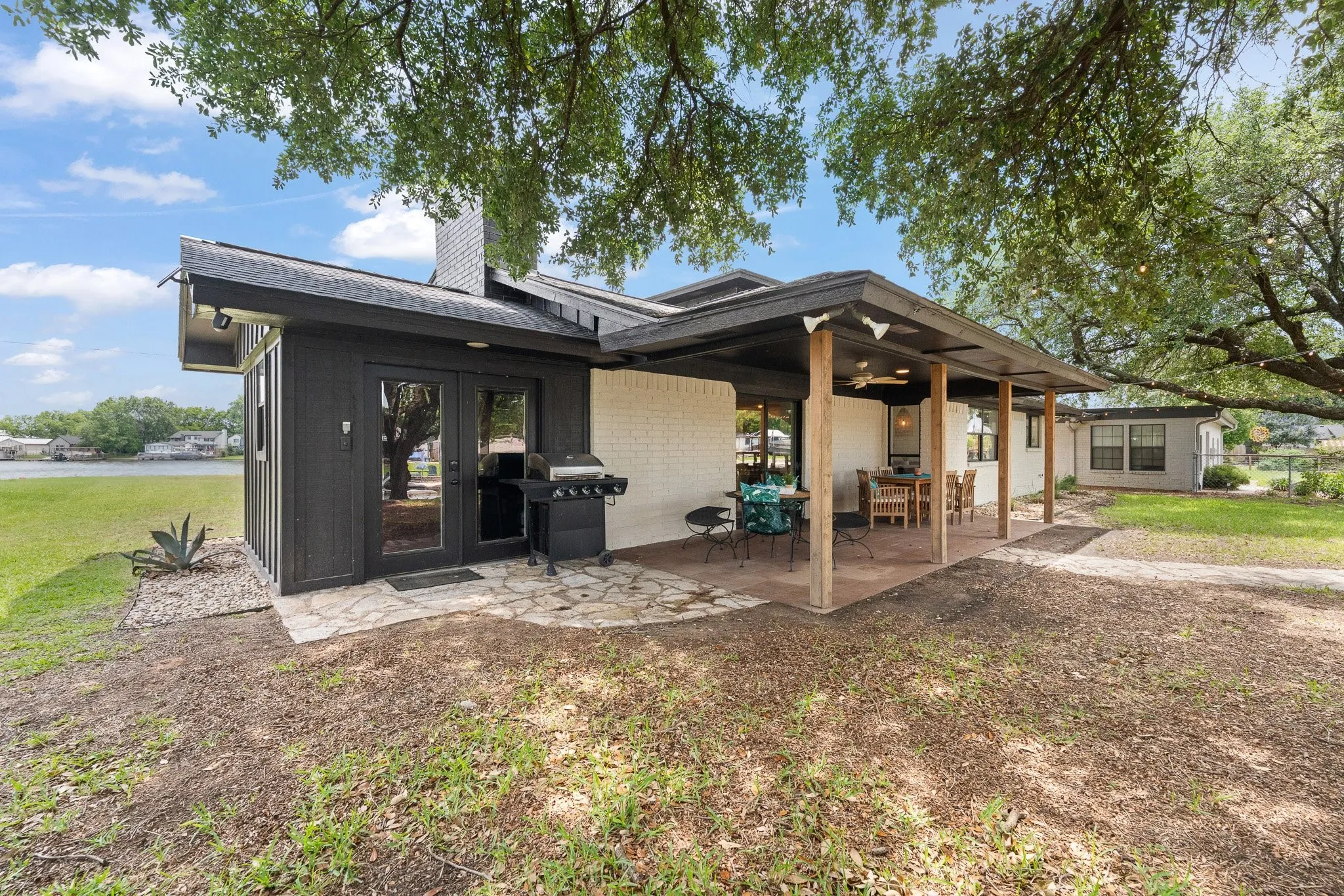 Single Family Residence For Sale in Hood County , 3708 Coral Sands Court, Granbury, Texas 76049, 3 Bedroom, 3 Bathroom, 2 Garage spaces, 2,674 Sqft, built in 1982, mls#21283944, Real Estate Agent in Granbury, Homes For Sale in Hood county, Homes For Sale in Granbury, Realtor in Granbury Texas, Real Estate Brokerage Independent Realty Texas, Luminita Cordes Realtor