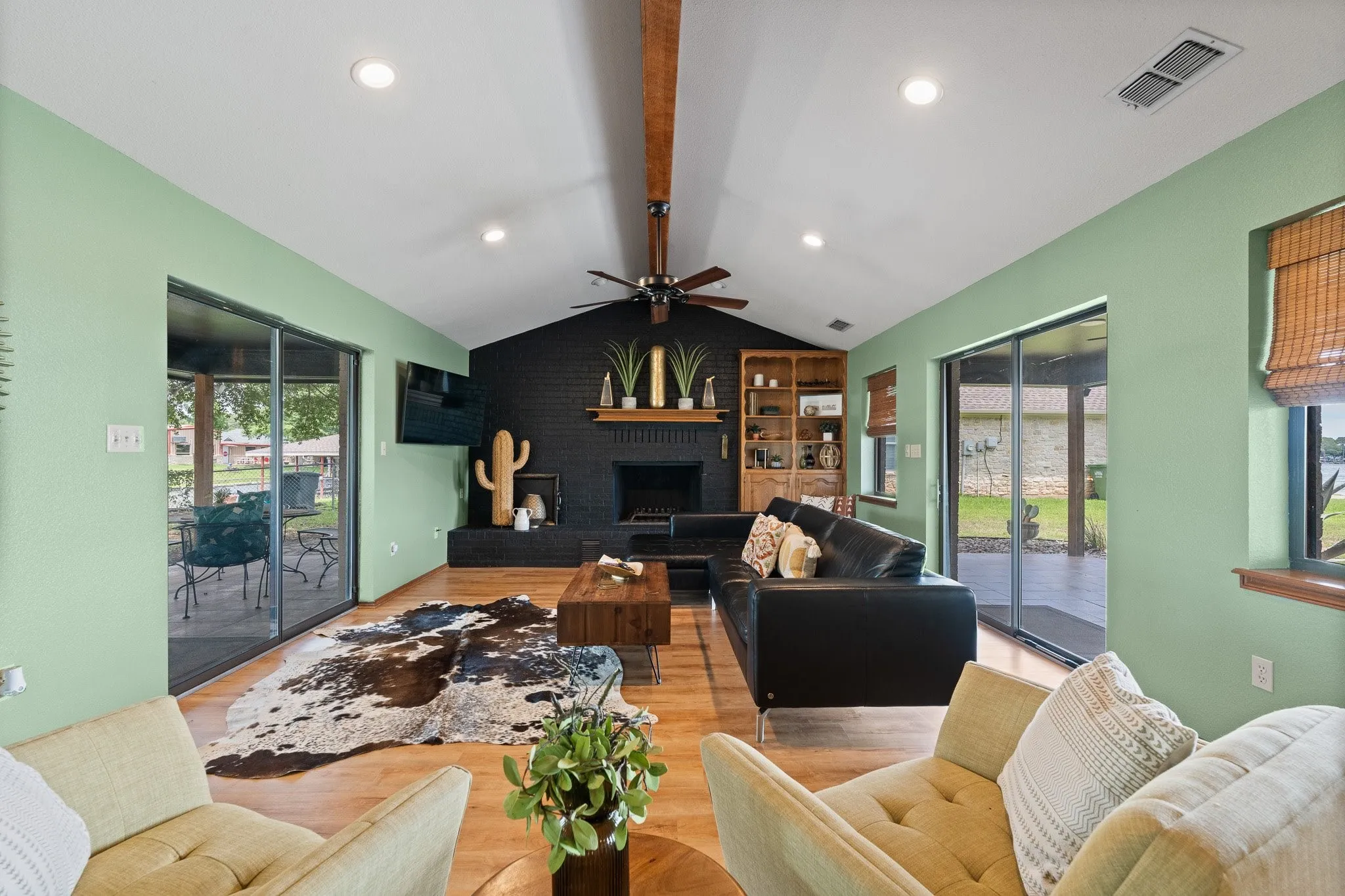 Single Family Residence For Sale in Hood County , 3708 Coral Sands Court, Granbury, Texas 76049, 3 Bedroom, 3 Bathroom, 2 Garage spaces, 2,674 Sqft, built in 1982, mls#21283944, Real Estate Agent in Granbury, Homes For Sale in Hood county, Homes For Sale in Granbury, Realtor in Granbury Texas, Real Estate Brokerage Independent Realty Texas, Luminita Cordes Realtor
