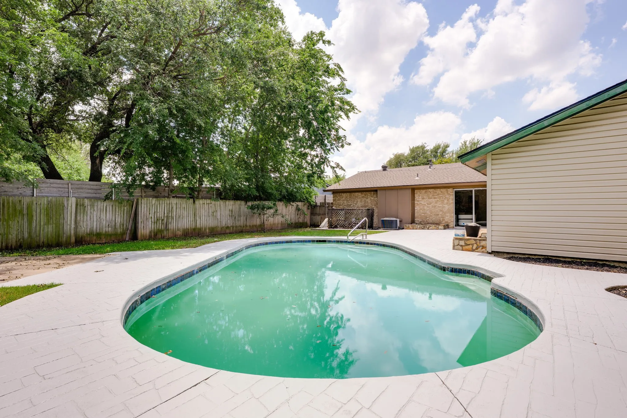Single Family Residence For Sale in Dallas County , 2518 Hightrail Drive, Carrollton, Texas 75006, 3 Bedroom, 2 Bathroom, 2 Garage spaces, 1,847 Sqft, built in 1969, mls#21283831, Real Estate Agent in Carrollton, Homes For Sale in Dallas county, Homes For Sale in Carrollton, Realtor in Carrollton Texas, Real Estate Brokerage Independent Realty Texas, Luminita Cordes Realtor