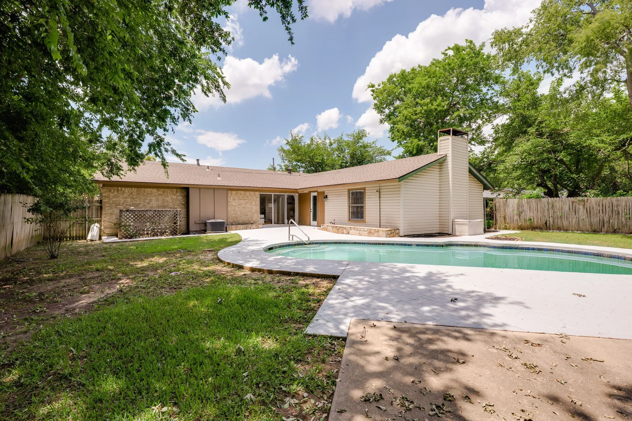 Single Family Residence For Sale in Dallas County , 2518 Hightrail Drive, Carrollton, Texas 75006, 3 Bedroom, 2 Bathroom, 2 Garage spaces, 1,847 Sqft, built in 1969, mls#21283831, Real Estate Agent in Carrollton, Homes For Sale in Dallas county, Homes For Sale in Carrollton, Realtor in Carrollton Texas, Real Estate Brokerage Independent Realty Texas, Luminita Cordes Realtor