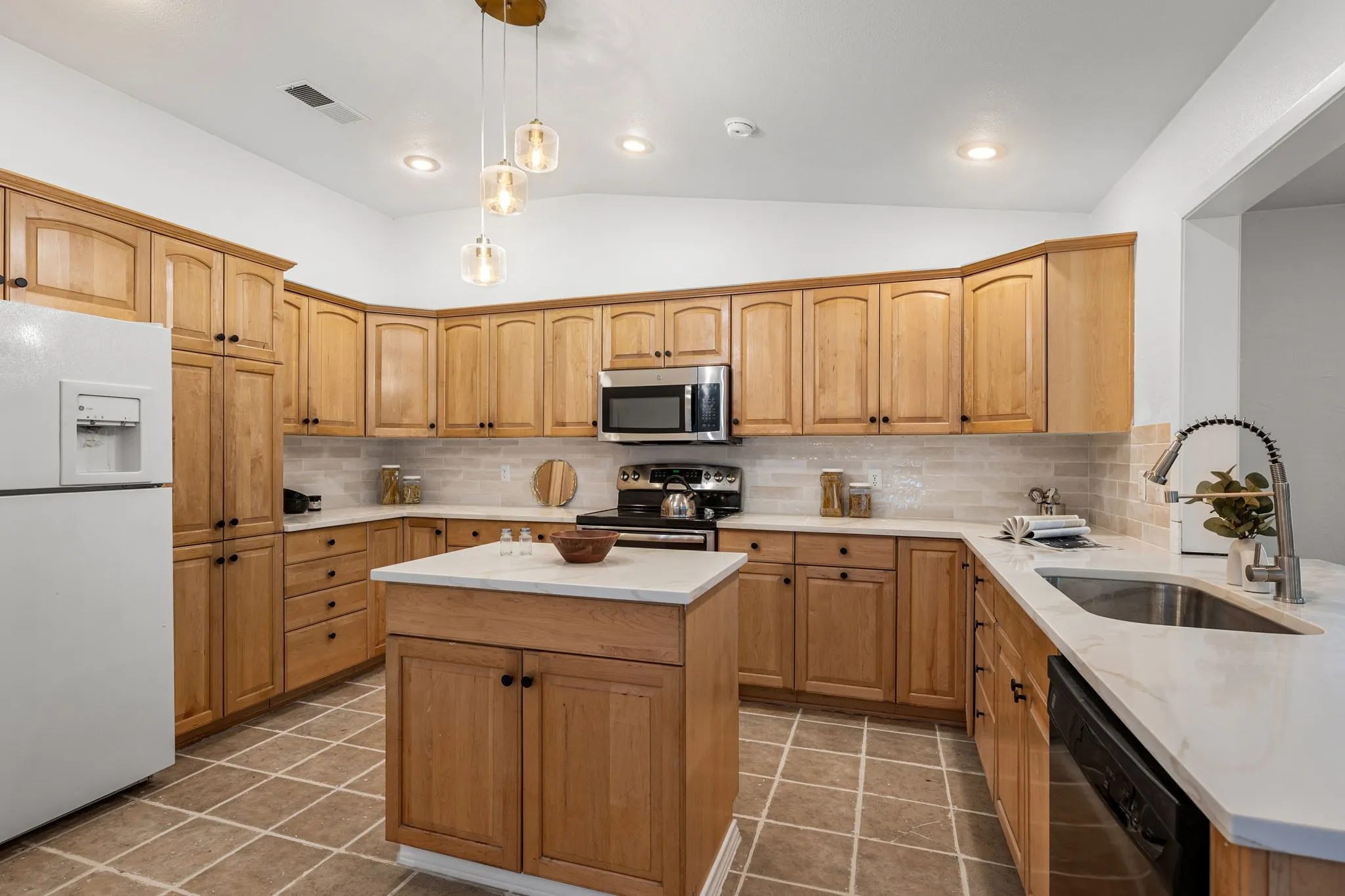 Single Family Residence For Sale in Dallas County , 2518 Hightrail Drive, Carrollton, Texas 75006, 3 Bedroom, 2 Bathroom, 2 Garage spaces, 1,847 Sqft, built in 1969, mls#21283831, Real Estate Agent in Carrollton, Homes For Sale in Dallas county, Homes For Sale in Carrollton, Realtor in Carrollton Texas, Real Estate Brokerage Independent Realty Texas, Luminita Cordes Realtor
