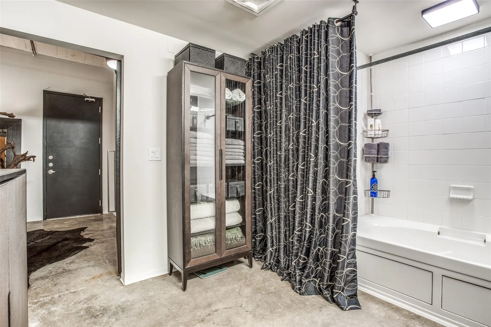 Condominium For Rent in Dallas County , 1122 Jackson Street 322, Dallas, Texas 75202, 1 Bedroom, 1 Bathroom, 1 Garage spaces, 840 Sqft, built in 1925, Price $2,100, mls#21284431, Real Estate Agent in Dallas, Homes For Rent in Dallas county, Homes For Rent in Dallas, Realtor in Dallas Texas, Real Estate Brokerage Independent Realty Texas, Luminita Cordes Realtor