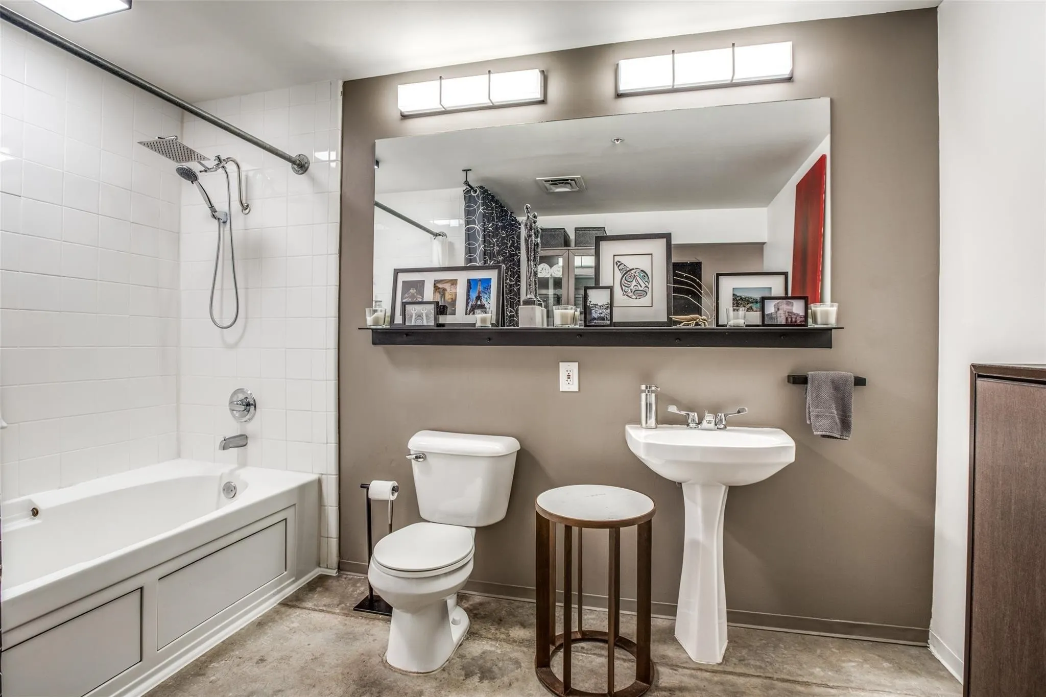 Condominium For Rent in Dallas County , 1122 Jackson Street 322, Dallas, Texas 75202, 1 Bedroom, 1 Bathroom, 1 Garage spaces, 840 Sqft, built in 1925, Price $2,100, mls#21284431, Real Estate Agent in Dallas, Homes For Rent in Dallas county, Homes For Rent in Dallas, Realtor in Dallas Texas, Real Estate Brokerage Independent Realty Texas, Luminita Cordes Realtor
