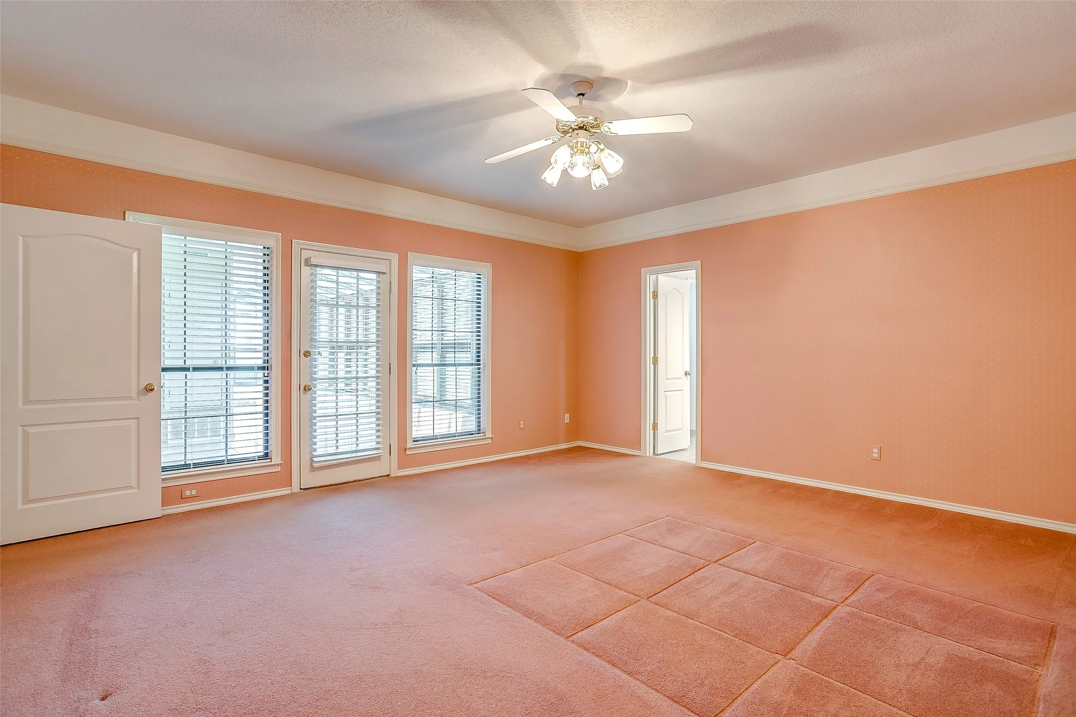 Spacious room featuring carpet flooring and crown molding