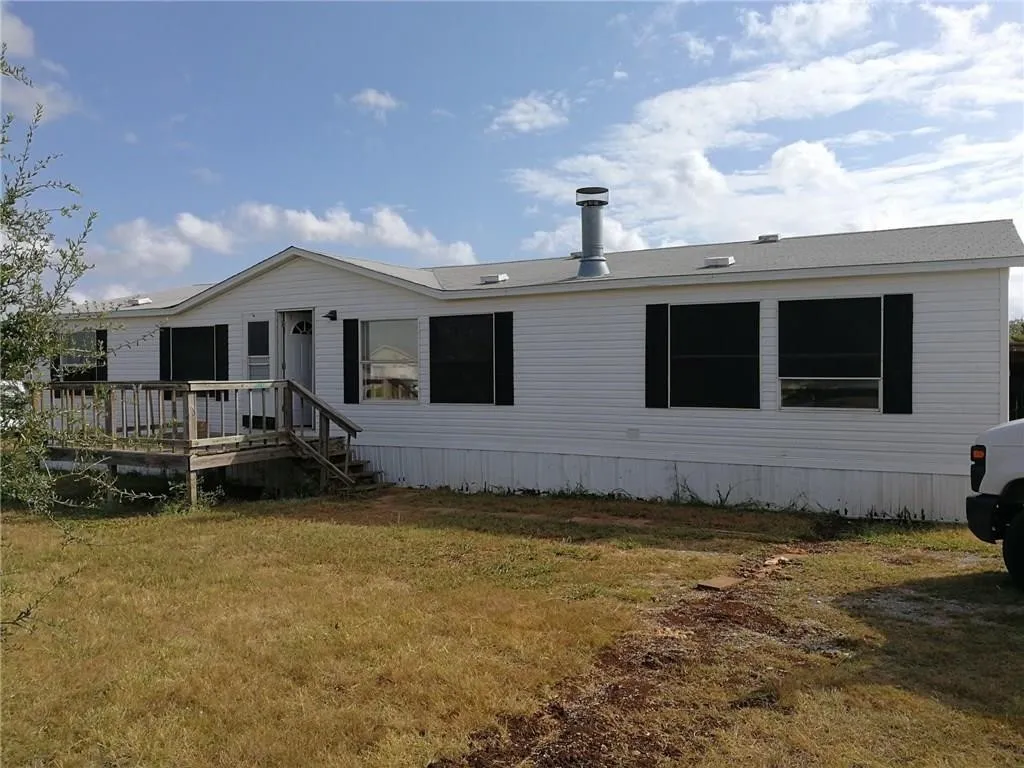 Manufactured Home For Sale in Grayson County , 120 Pine Ridge Circle, Southmayd, Texas 75092, 4 Bedrooms, 2 Bathrooms, Garage spaces, 1,680 Sqft, built in 1999, Price $129,000, mls#21284466, Real Estate Agent in Southmayd, Homes For Sale in Grayson county, Homes For Sale in Southmayd, Realtor in Southmayd Texas, Real Estate Brokerage Independent Realty Texas, Luminita Cordes Realtor