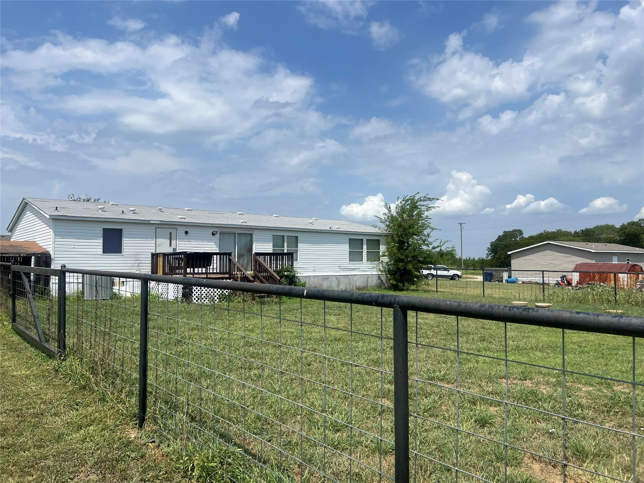 Manufactured Home For Sale in Grayson County , 120 Pine Ridge Circle, Southmayd, Texas 75092, 4 Bedrooms, 2 Bathrooms, Garage spaces, 1,680 Sqft, built in 1999, Price $129,000, mls#21284466, Real Estate Agent in Southmayd, Homes For Sale in Grayson county, Homes For Sale in Southmayd, Realtor in Southmayd Texas, Real Estate Brokerage Independent Realty Texas, Luminita Cordes Realtor