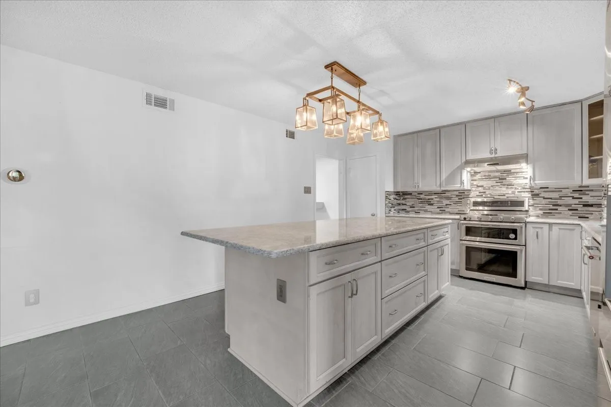 Single Family Residence For Sale in Dallas County , 1401 Greentree Lane, Garland, Texas 75042, 3 Bedroom, 2 Bathroom, 2 Garage spaces, 1,584 Sqft, built in 1965, mls#21275626, Real Estate Agent in Garland, Homes For Sale in Dallas county, Homes For Sale in Garland, Realtor in Garland Texas, Real Estate Brokerage Independent Realty Texas, Luminita Cordes Realtor