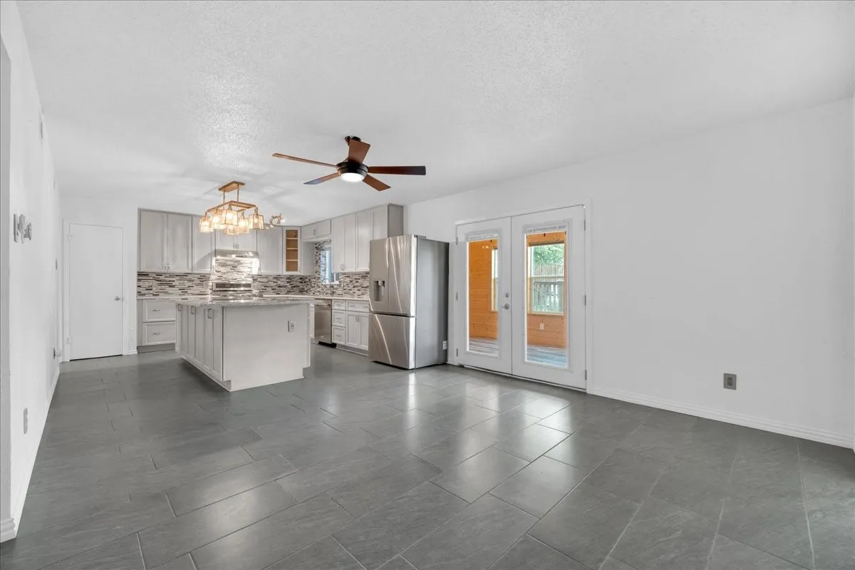 Single Family Residence For Sale in Dallas County , 1401 Greentree Lane, Garland, Texas 75042, 3 Bedroom, 2 Bathroom, 2 Garage spaces, 1,584 Sqft, built in 1965, mls#21275626, Real Estate Agent in Garland, Homes For Sale in Dallas county, Homes For Sale in Garland, Realtor in Garland Texas, Real Estate Brokerage Independent Realty Texas, Luminita Cordes Realtor
