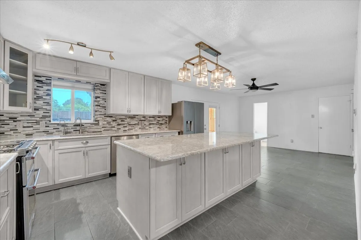 Single Family Residence For Sale in Dallas County , 1401 Greentree Lane, Garland, Texas 75042, 3 Bedroom, 2 Bathroom, 2 Garage spaces, 1,584 Sqft, built in 1965, mls#21275626, Real Estate Agent in Garland, Homes For Sale in Dallas county, Homes For Sale in Garland, Realtor in Garland Texas, Real Estate Brokerage Independent Realty Texas, Luminita Cordes Realtor