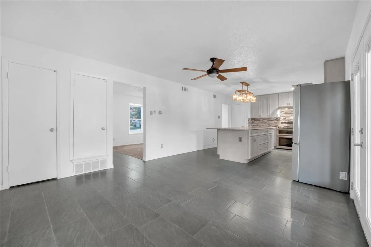Single Family Residence For Sale in Dallas County , 1401 Greentree Lane, Garland, Texas 75042, 3 Bedroom, 2 Bathroom, 2 Garage spaces, 1,584 Sqft, built in 1965, mls#21275626, Real Estate Agent in Garland, Homes For Sale in Dallas county, Homes For Sale in Garland, Realtor in Garland Texas, Real Estate Brokerage Independent Realty Texas, Luminita Cordes Realtor