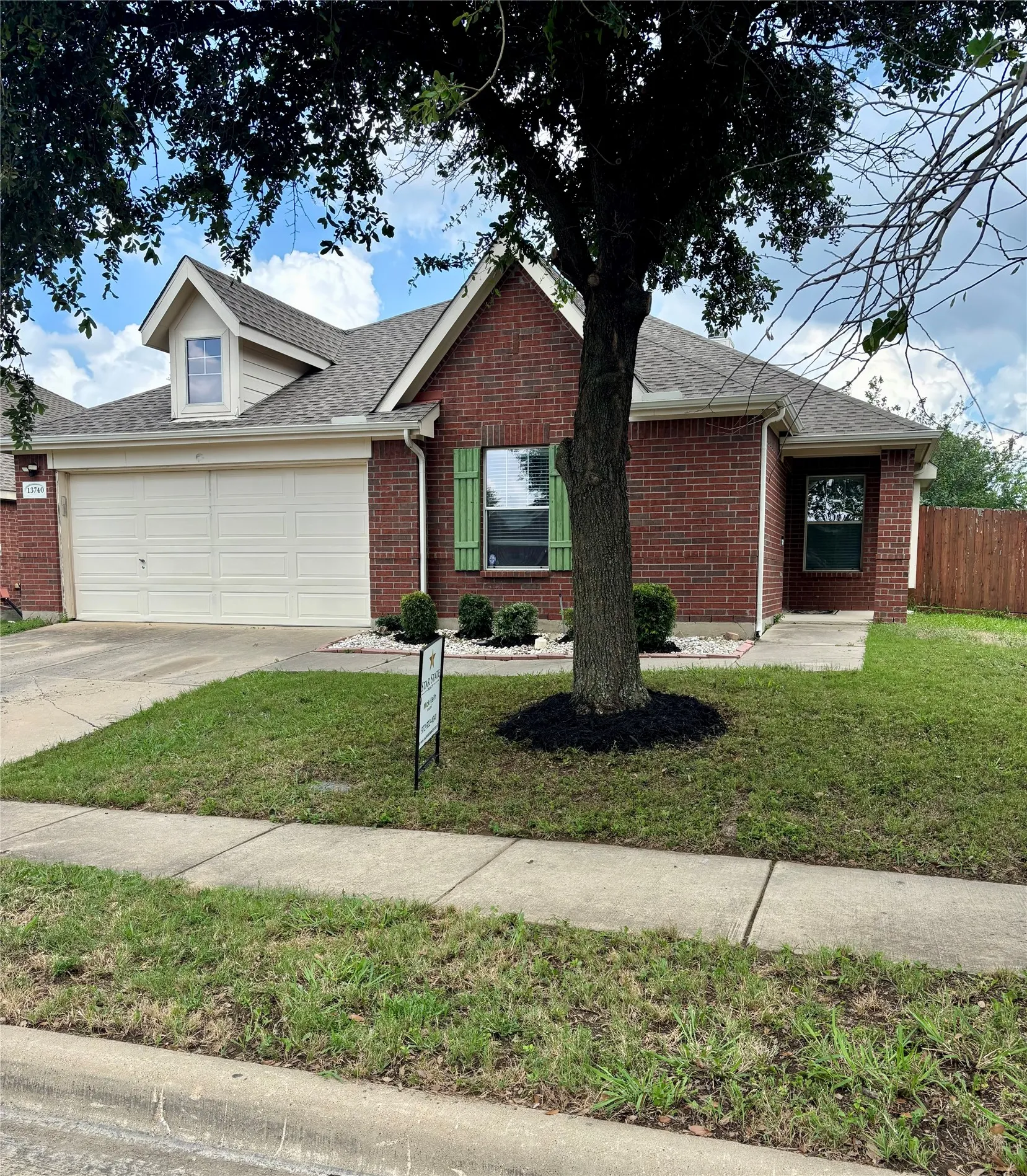 Single Family Residence For Sale in Tarrant County , 13740 Village Vista Drive, Fort Worth, Texas 76052, 4 Bedroom, 2 Bathroom, 2 Garage spaces, 1,924 Sqft, built in 2005, mls#21284091, Real Estate Agent in Fort Worth, Homes For Sale in Tarrant county, Homes For Sale in Fort Worth, Realtor in Fort Worth Texas, Real Estate Brokerage Independent Realty Texas, Luminita Cordes Realtor