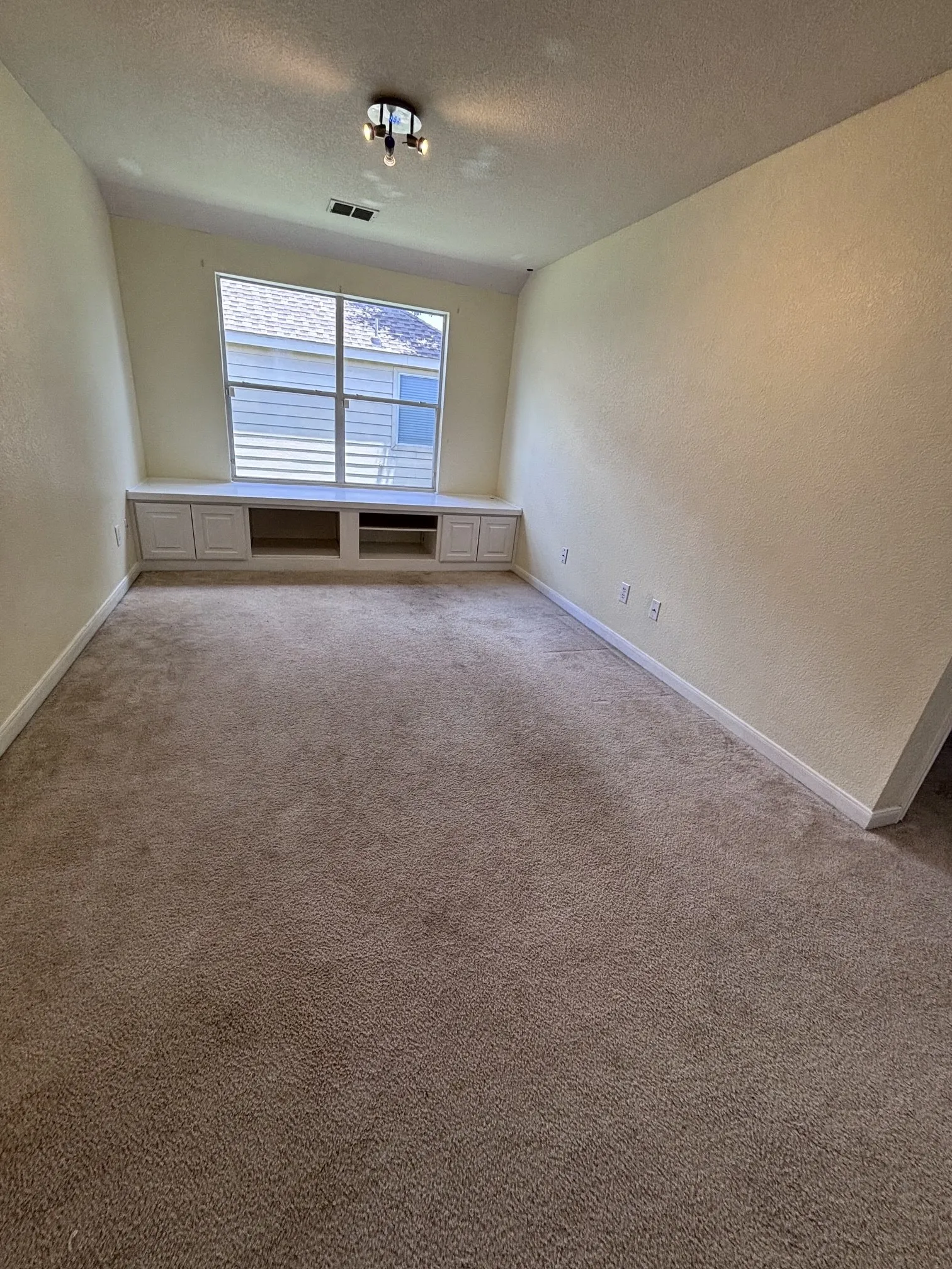 Single Family Residence For Sale in Tarrant County , 13740 Village Vista Drive, Fort Worth, Texas 76052, 4 Bedroom, 2 Bathroom, 2 Garage spaces, 1,924 Sqft, built in 2005, mls#21284091, Real Estate Agent in Fort Worth, Homes For Sale in Tarrant county, Homes For Sale in Fort Worth, Realtor in Fort Worth Texas, Real Estate Brokerage Independent Realty Texas, Luminita Cordes Realtor
