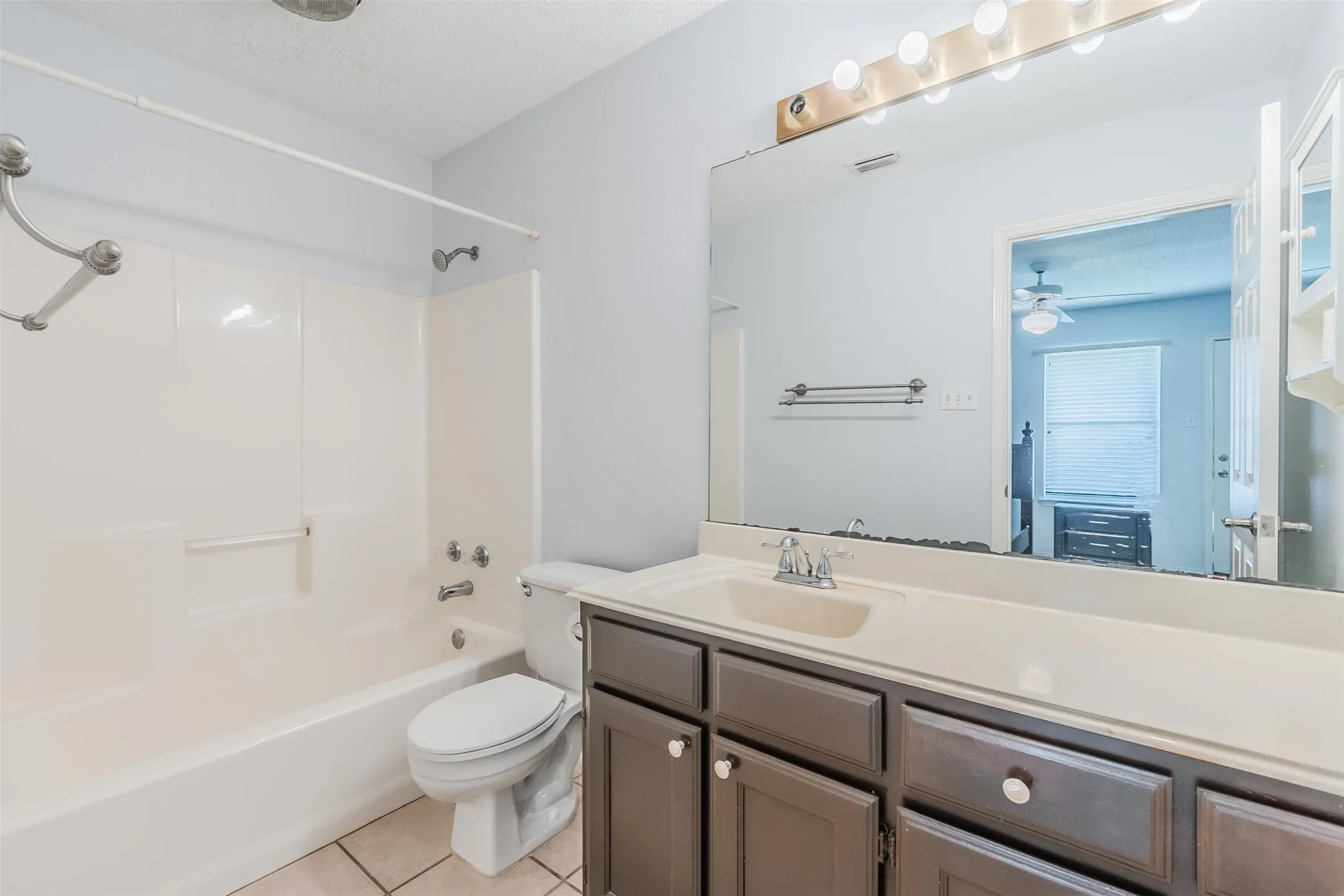 Duplex For Rent in Tarrant County , 2709 Brittany Drive, Euless, Texas 76039, 3 Bedroom, 2 Bathroom, Garage spaces, 1,142 Sqft, built in 1992, mls#21284504, Real Estate Agent in Euless, Homes For Rent in Tarrant county, Homes For Rent in Euless, Realtor in Euless Texas, Real Estate Brokerage Independent Realty Texas, Luminita Cordes Realtor