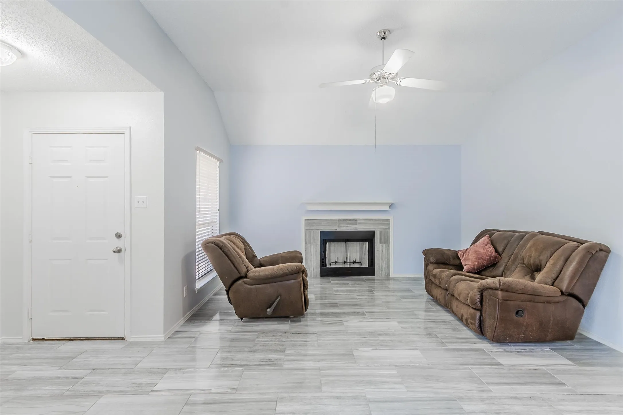 Duplex For Rent in Tarrant County , 2709 Brittany Drive, Euless, Texas 76039, 3 Bedroom, 2 Bathroom, Garage spaces, 1,142 Sqft, built in 1992, mls#21284504, Real Estate Agent in Euless, Homes For Rent in Tarrant county, Homes For Rent in Euless, Realtor in Euless Texas, Real Estate Brokerage Independent Realty Texas, Luminita Cordes Realtor