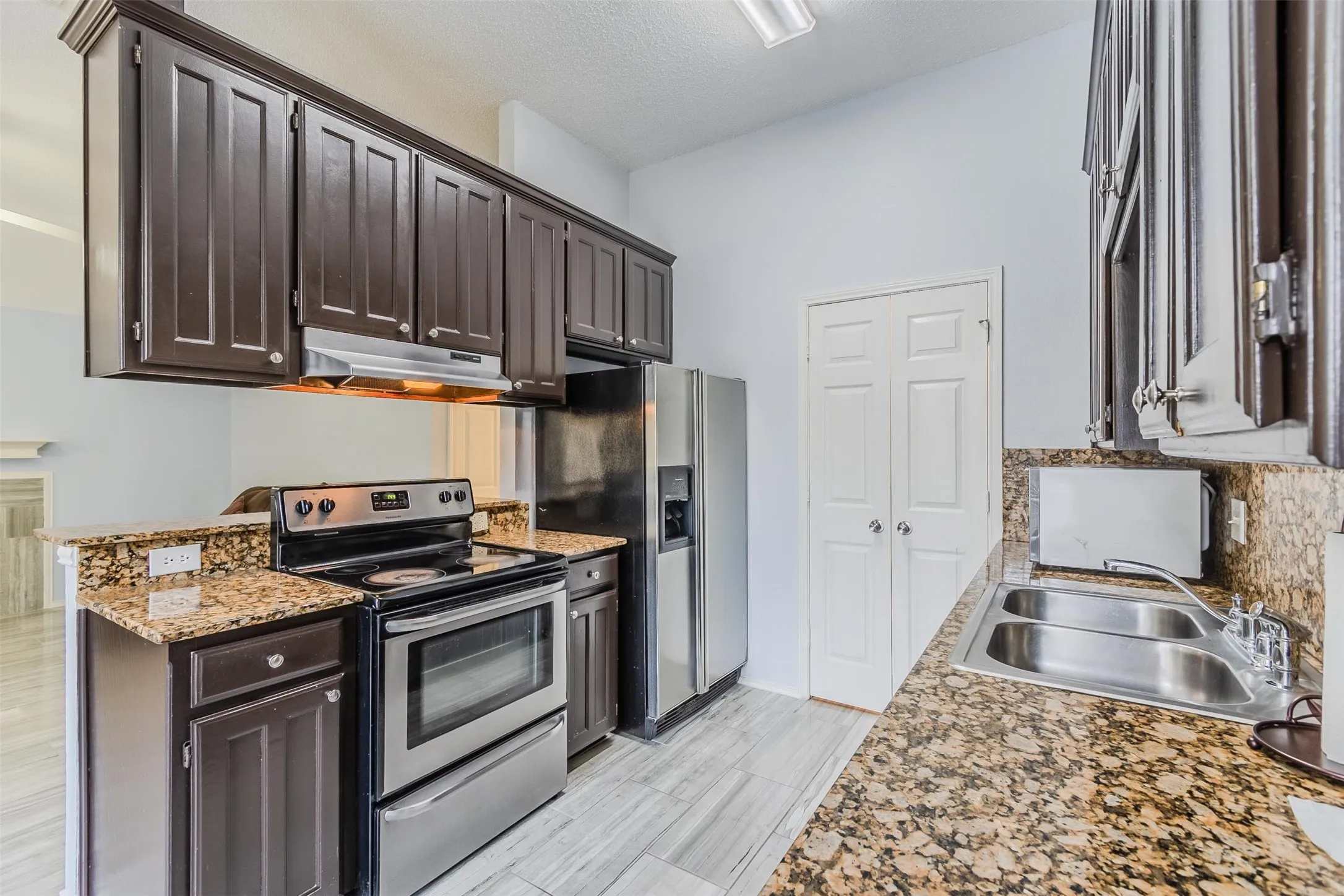 Duplex For Rent in Tarrant County , 2709 Brittany Drive, Euless, Texas 76039, 3 Bedroom, 2 Bathroom, Garage spaces, 1,142 Sqft, built in 1992, mls#21284504, Real Estate Agent in Euless, Homes For Rent in Tarrant county, Homes For Rent in Euless, Realtor in Euless Texas, Real Estate Brokerage Independent Realty Texas, Luminita Cordes Realtor