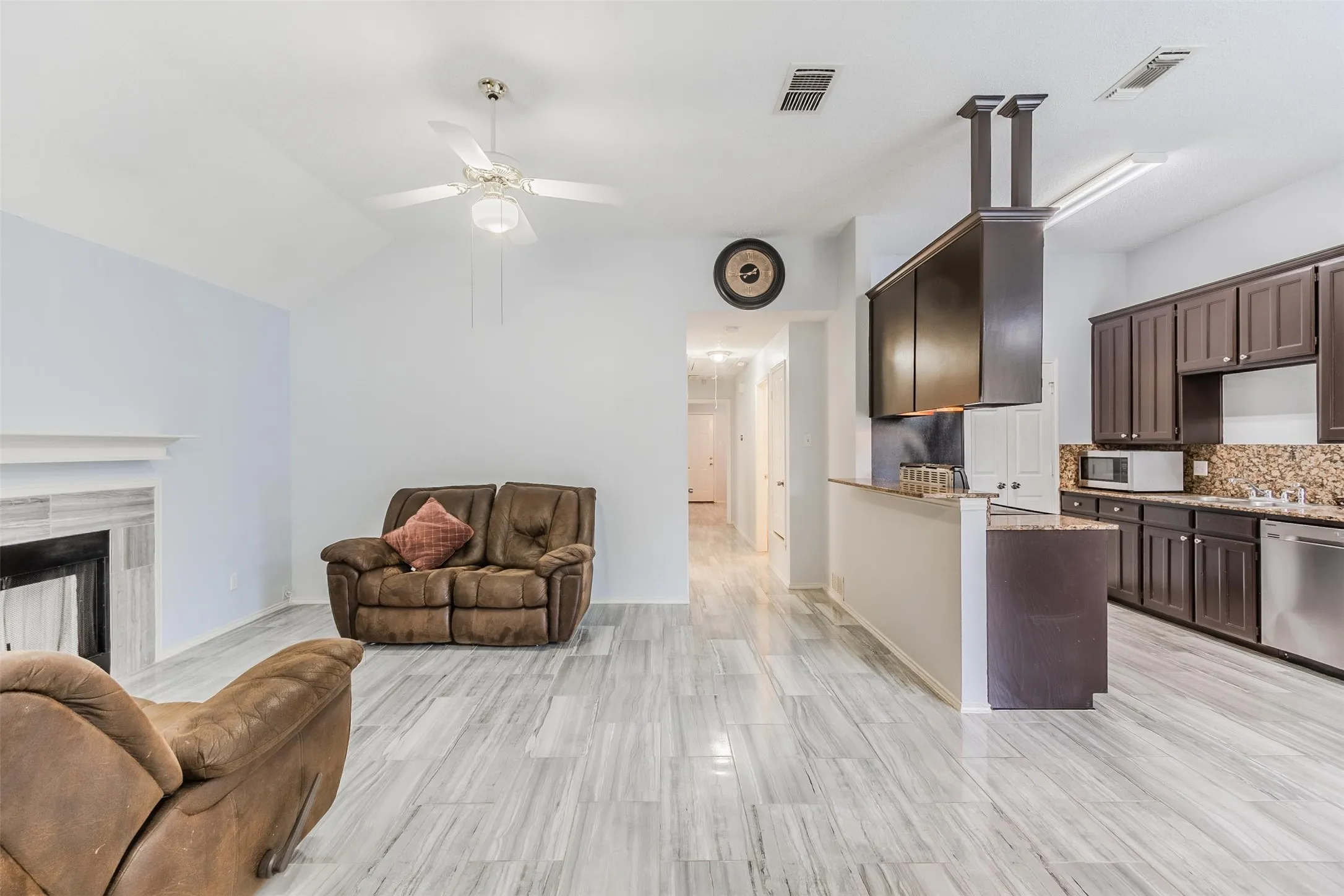 Duplex For Rent in Tarrant County , 2709 Brittany Drive, Euless, Texas 76039, 3 Bedroom, 2 Bathroom, Garage spaces, 1,142 Sqft, built in 1992, mls#21284504, Real Estate Agent in Euless, Homes For Rent in Tarrant county, Homes For Rent in Euless, Realtor in Euless Texas, Real Estate Brokerage Independent Realty Texas, Luminita Cordes Realtor
