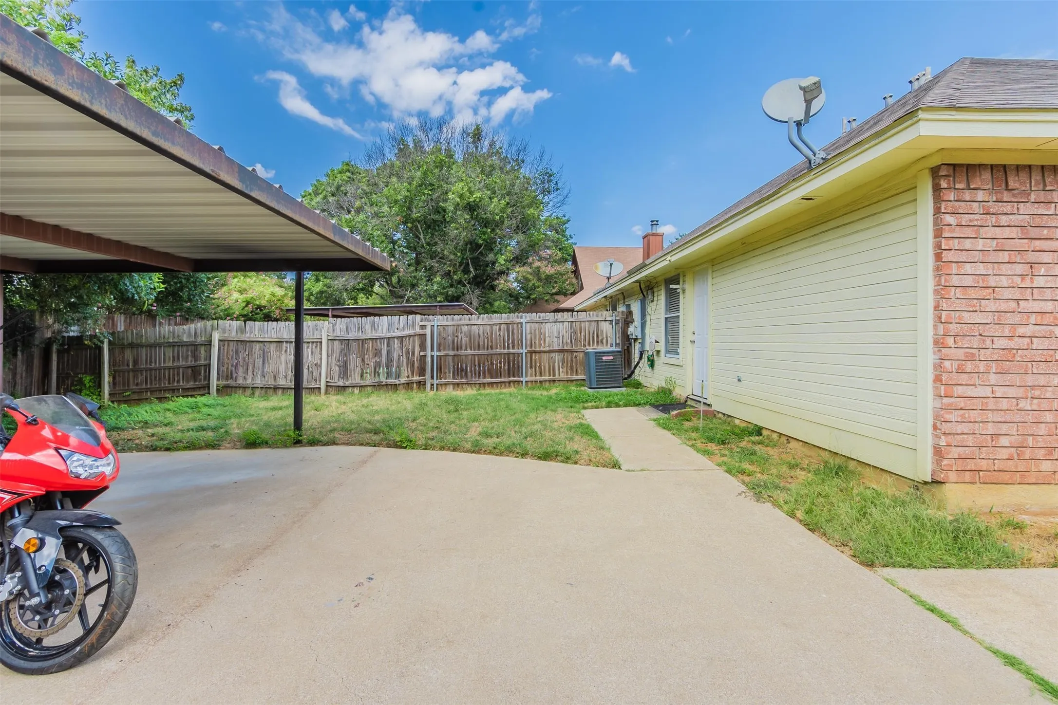 Duplex For Rent in Tarrant County , 2709 Brittany Drive, Euless, Texas 76039, 3 Bedroom, 2 Bathroom, Garage spaces, 1,142 Sqft, built in 1992, mls#21284504, Real Estate Agent in Euless, Homes For Rent in Tarrant county, Homes For Rent in Euless, Realtor in Euless Texas, Real Estate Brokerage Independent Realty Texas, Luminita Cordes Realtor