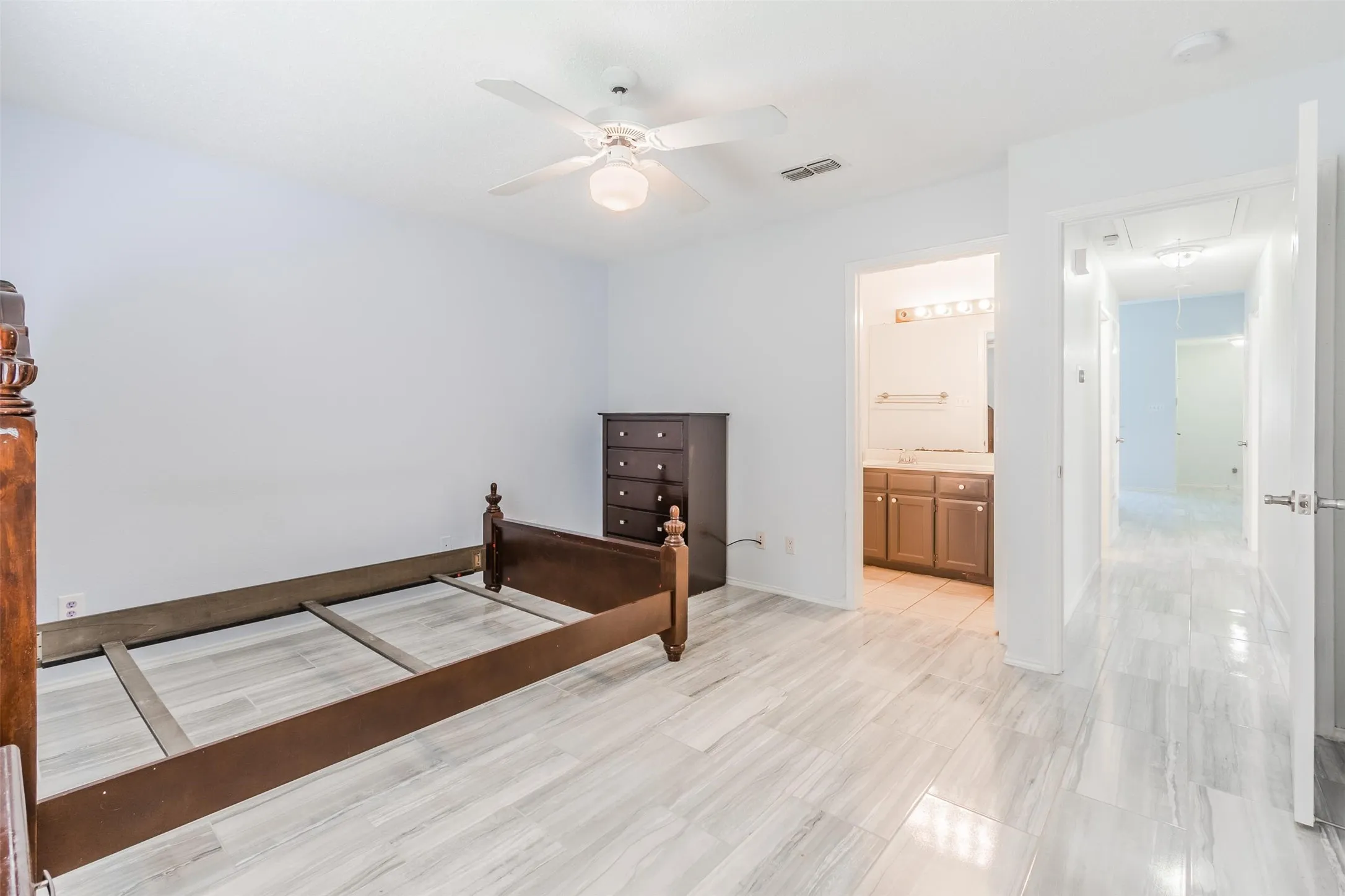 Duplex For Rent in Tarrant County , 2709 Brittany Drive, Euless, Texas 76039, 3 Bedroom, 2 Bathroom, Garage spaces, 1,142 Sqft, built in 1992, mls#21284504, Real Estate Agent in Euless, Homes For Rent in Tarrant county, Homes For Rent in Euless, Realtor in Euless Texas, Real Estate Brokerage Independent Realty Texas, Luminita Cordes Realtor