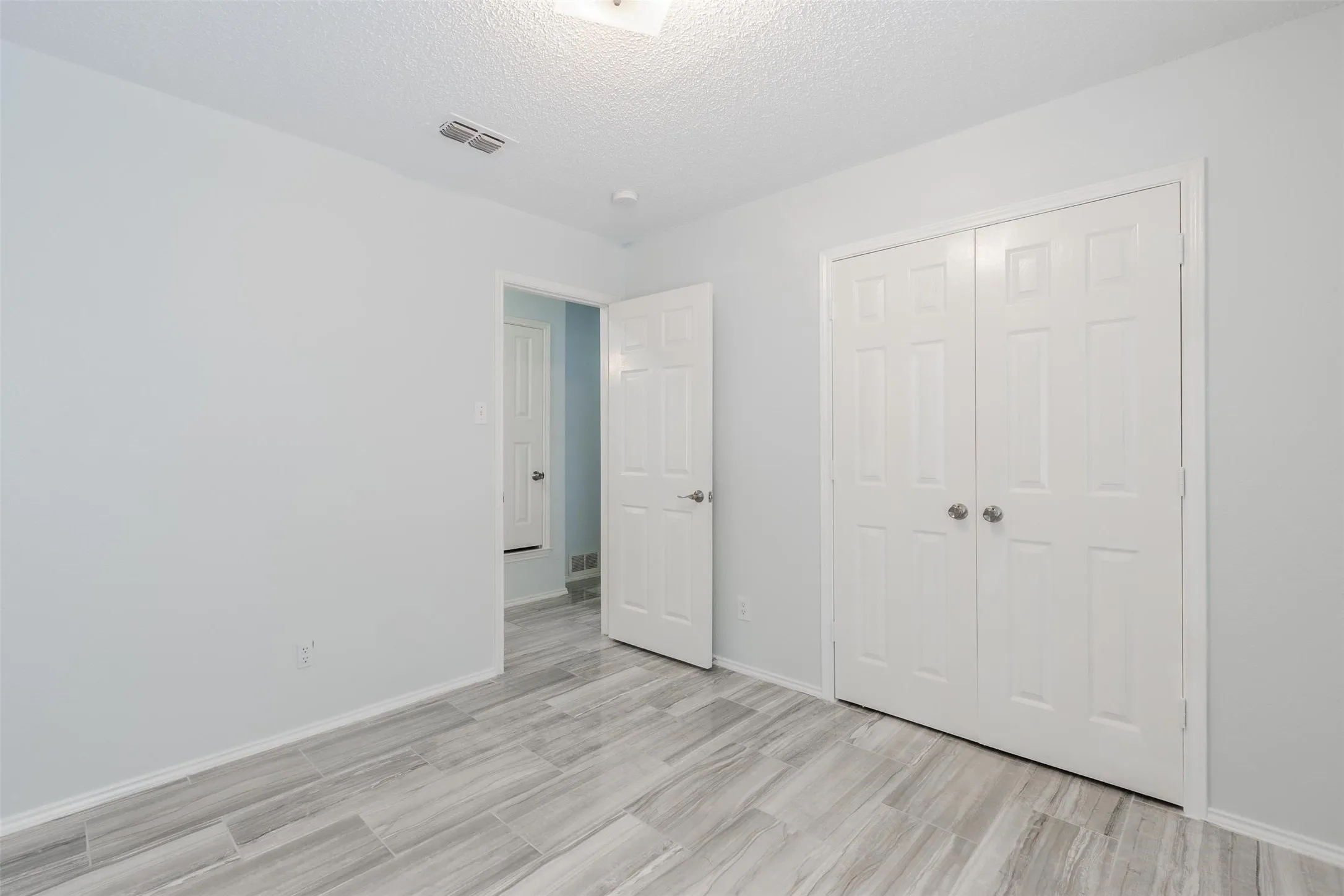 Duplex For Rent in Tarrant County , 2709 Brittany Drive, Euless, Texas 76039, 3 Bedroom, 2 Bathroom, Garage spaces, 1,142 Sqft, built in 1992, mls#21284504, Real Estate Agent in Euless, Homes For Rent in Tarrant county, Homes For Rent in Euless, Realtor in Euless Texas, Real Estate Brokerage Independent Realty Texas, Luminita Cordes Realtor