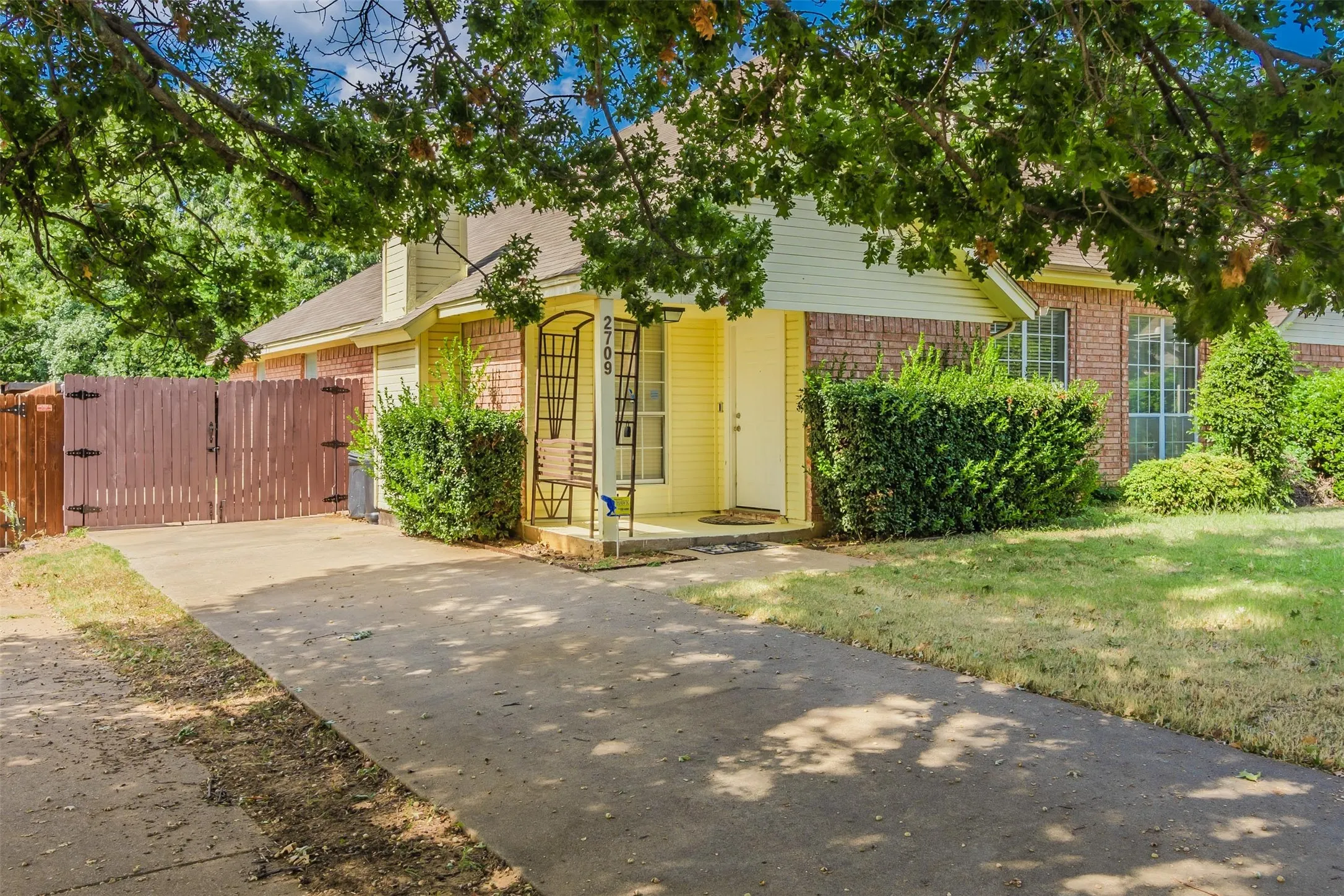 Duplex For Rent in Tarrant County , 2709 Brittany Drive, Euless, Texas 76039, 3 Bedroom, 2 Bathroom, Garage spaces, 1,142 Sqft, built in 1992, mls#21284504, Real Estate Agent in Euless, Homes For Rent in Tarrant county, Homes For Rent in Euless, Realtor in Euless Texas, Real Estate Brokerage Independent Realty Texas, Luminita Cordes Realtor