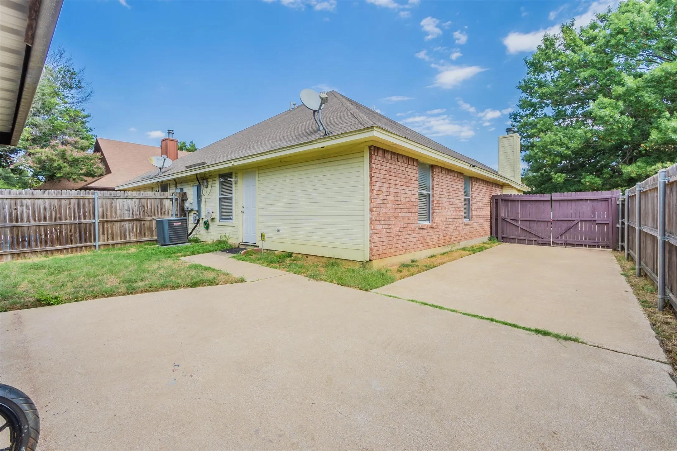 Duplex For Rent in Tarrant County , 2709 Brittany Drive, Euless, Texas 76039, 3 Bedroom, 2 Bathroom, Garage spaces, 1,142 Sqft, built in 1992, mls#21284504, Real Estate Agent in Euless, Homes For Rent in Tarrant county, Homes For Rent in Euless, Realtor in Euless Texas, Real Estate Brokerage Independent Realty Texas, Luminita Cordes Realtor