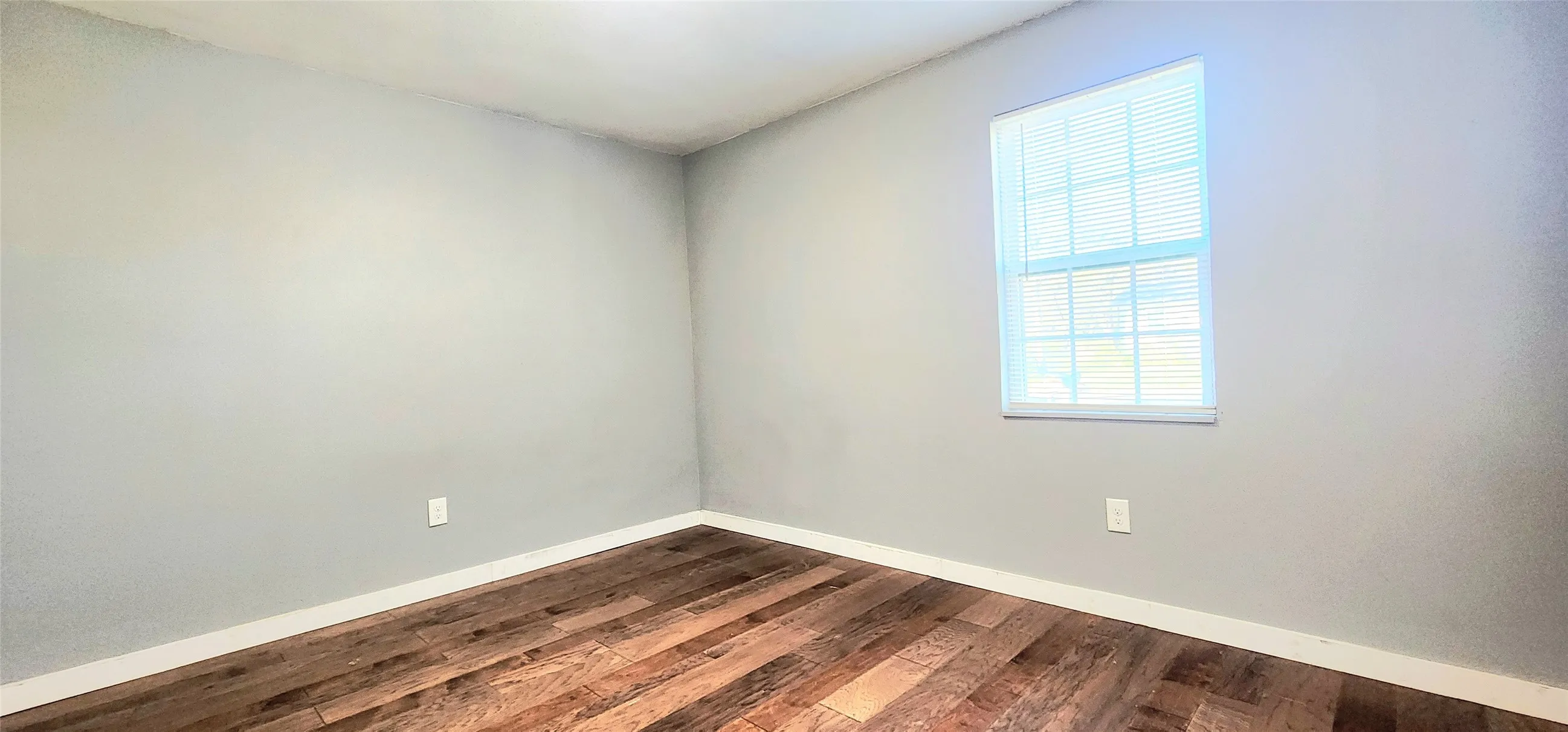 Single Family Residence For Sale in Dallas County , 8525 Oak Haven Lane, Dallas, Texas 75217, 2 Bedroom, 1 Bathroom, Garage spaces, 736 Sqft, built in 1952, mls#21284506, Real Estate Agent in Dallas, Homes For Sale in Dallas county, Homes For Sale in Dallas, Realtor in Dallas Texas, Real Estate Brokerage Independent Realty Texas, Luminita Cordes Realtor