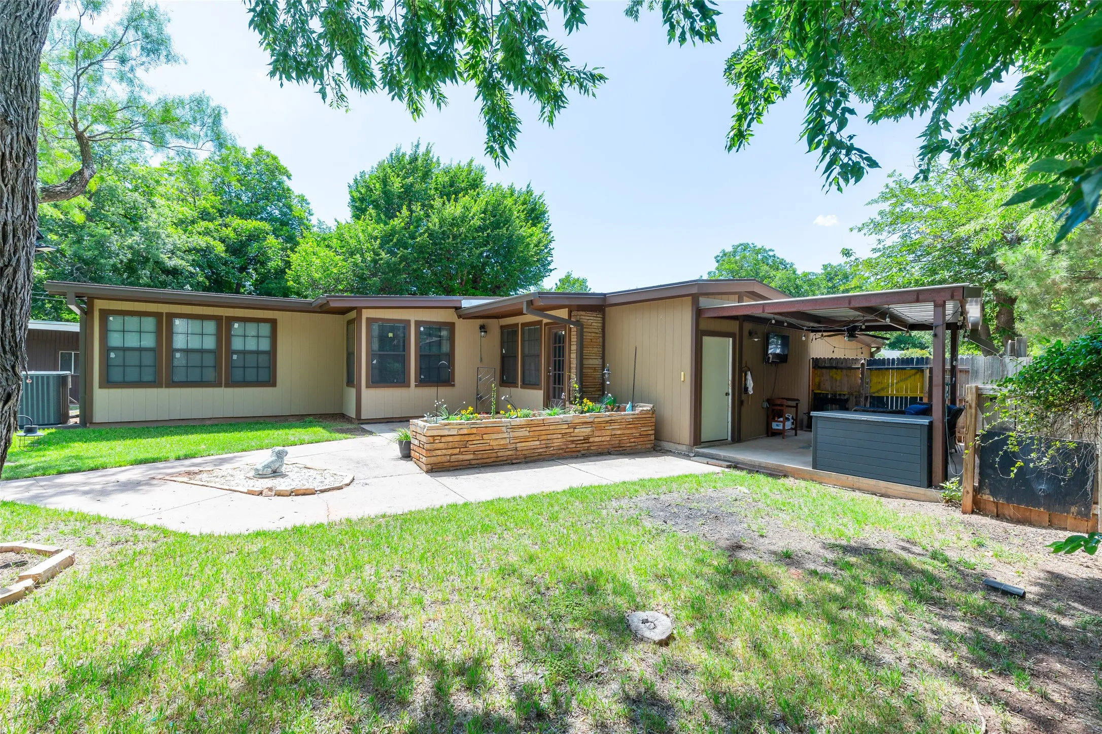 Single Family Residence For Sale in Taylor County , 109 Circle of Holly, Abilene, Texas 79605, 3 Bedroom, 3 Bathroom, 2 Garage spaces, 2,201 Sqft, built in 1961, mls#21281225, Real Estate Agent in Abilene, Homes For Sale in Taylor county, Homes For Sale in Abilene, Realtor in Abilene Texas, Real Estate Brokerage Independent Realty Texas, Luminita Cordes Realtor