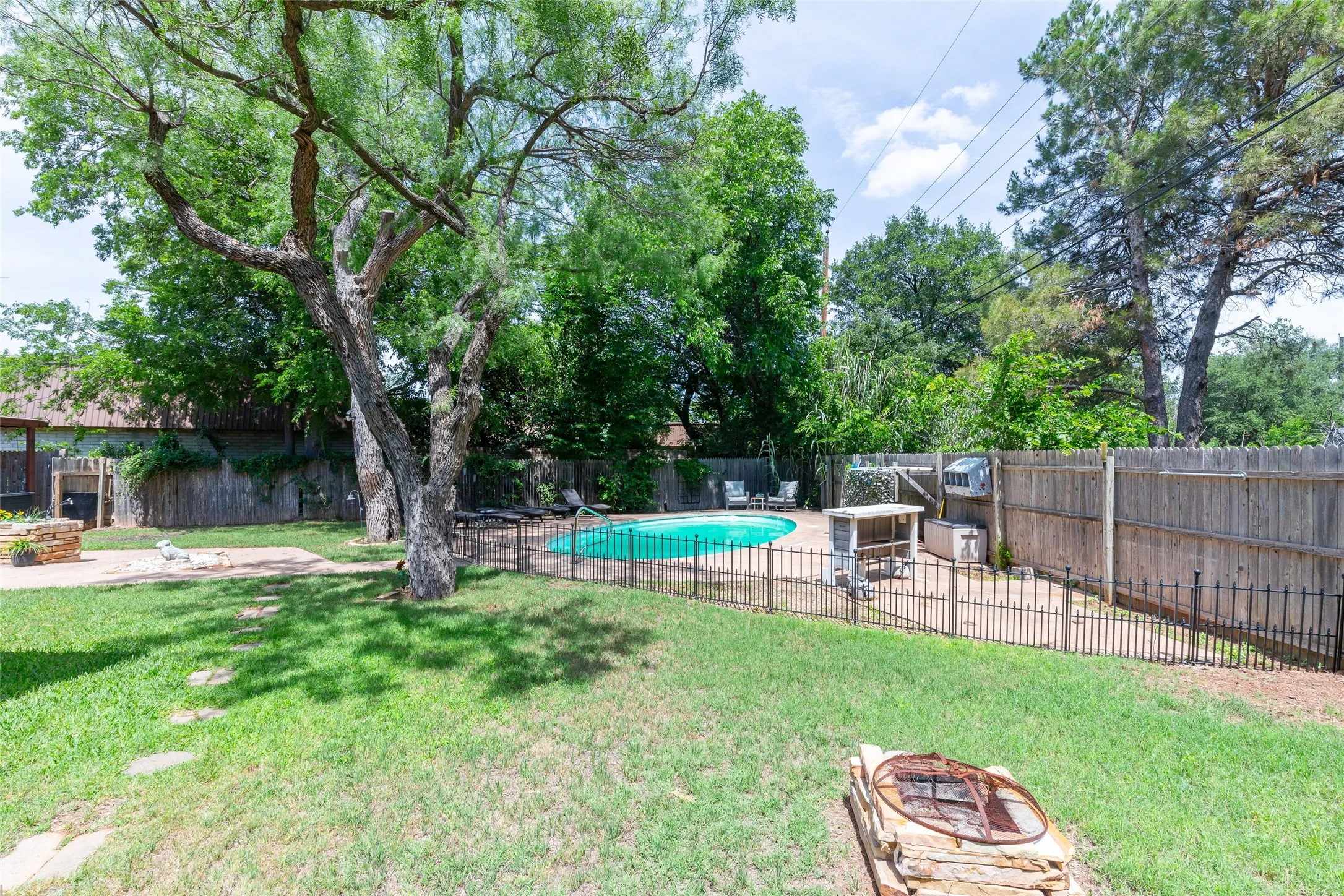 Single Family Residence For Sale in Taylor County , 109 Circle of Holly, Abilene, Texas 79605, 3 Bedroom, 3 Bathroom, 2 Garage spaces, 2,201 Sqft, built in 1961, mls#21281225, Real Estate Agent in Abilene, Homes For Sale in Taylor county, Homes For Sale in Abilene, Realtor in Abilene Texas, Real Estate Brokerage Independent Realty Texas, Luminita Cordes Realtor