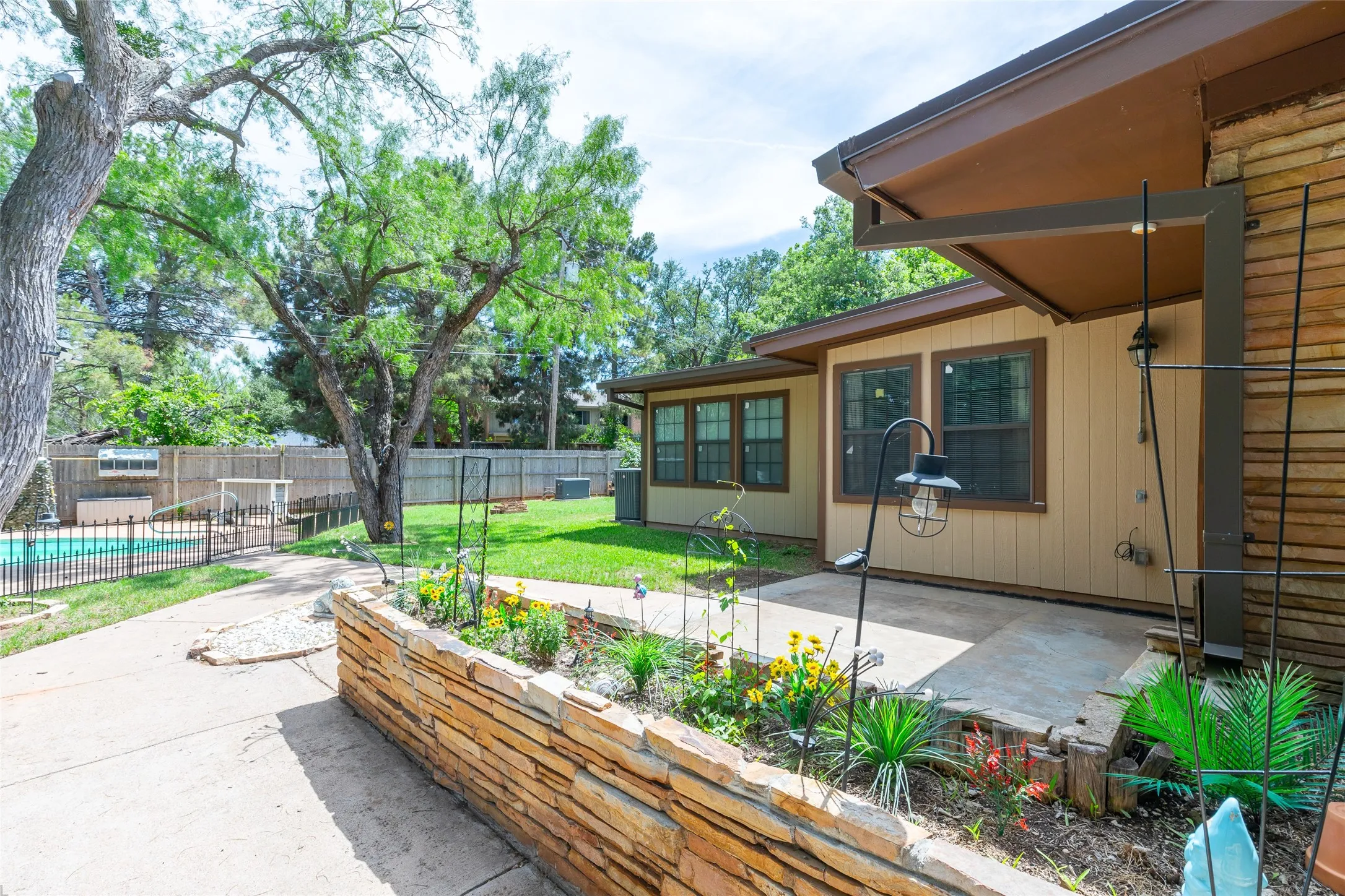 Single Family Residence For Sale in Taylor County , 109 Circle of Holly, Abilene, Texas 79605, 3 Bedroom, 3 Bathroom, 2 Garage spaces, 2,201 Sqft, built in 1961, mls#21281225, Real Estate Agent in Abilene, Homes For Sale in Taylor county, Homes For Sale in Abilene, Realtor in Abilene Texas, Real Estate Brokerage Independent Realty Texas, Luminita Cordes Realtor