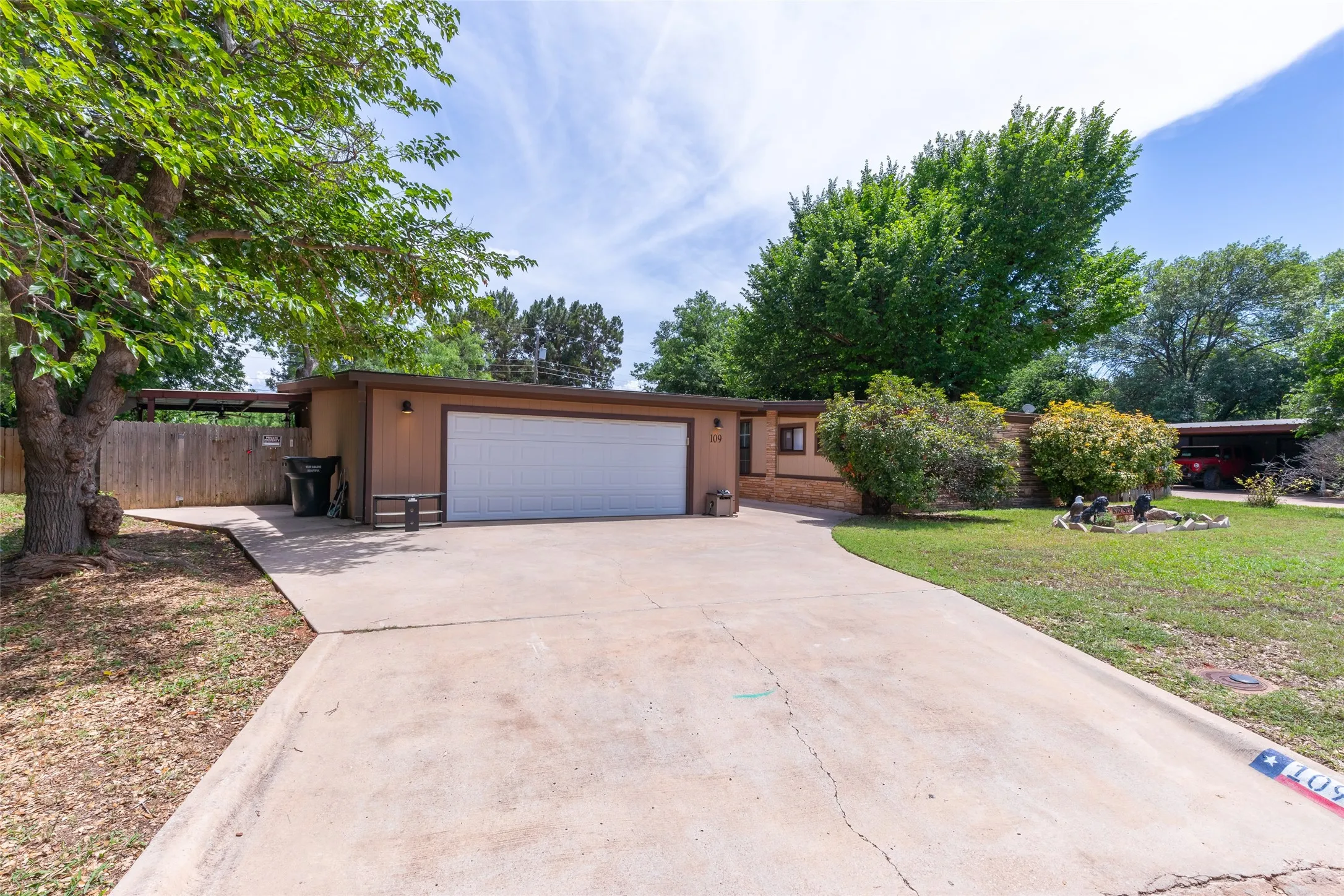 Single Family Residence For Sale in Taylor County , 109 Circle of Holly, Abilene, Texas 79605, 3 Bedroom, 3 Bathroom, 2 Garage spaces, 2,201 Sqft, built in 1961, mls#21281225, Real Estate Agent in Abilene, Homes For Sale in Taylor county, Homes For Sale in Abilene, Realtor in Abilene Texas, Real Estate Brokerage Independent Realty Texas, Luminita Cordes Realtor