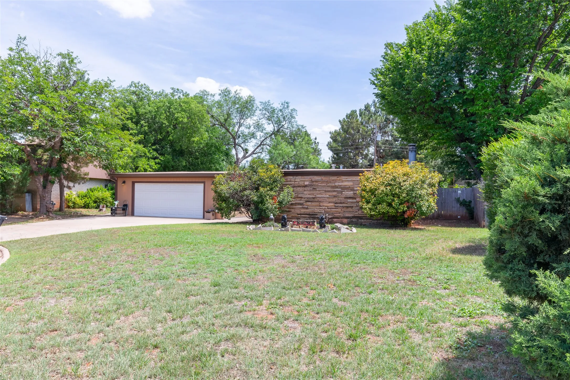 Single Family Residence For Sale in Taylor County , 109 Circle of Holly, Abilene, Texas 79605, 3 Bedroom, 3 Bathroom, 2 Garage spaces, 2,201 Sqft, built in 1961, mls#21281225, Real Estate Agent in Abilene, Homes For Sale in Taylor county, Homes For Sale in Abilene, Realtor in Abilene Texas, Real Estate Brokerage Independent Realty Texas, Luminita Cordes Realtor