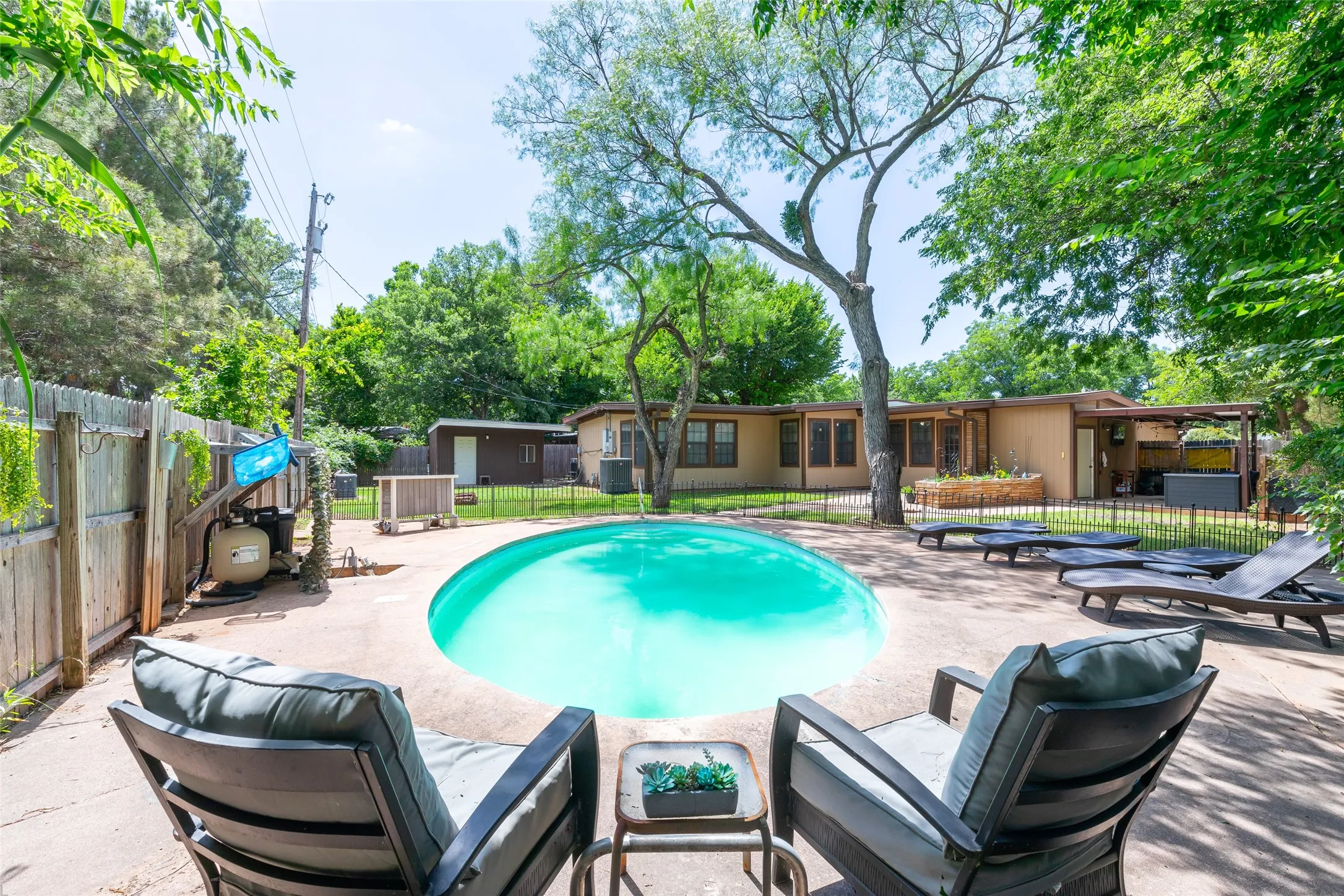 Single Family Residence For Sale in Taylor County , 109 Circle of Holly, Abilene, Texas 79605, 3 Bedroom, 3 Bathroom, 2 Garage spaces, 2,201 Sqft, built in 1961, mls#21281225, Real Estate Agent in Abilene, Homes For Sale in Taylor county, Homes For Sale in Abilene, Realtor in Abilene Texas, Real Estate Brokerage Independent Realty Texas, Luminita Cordes Realtor