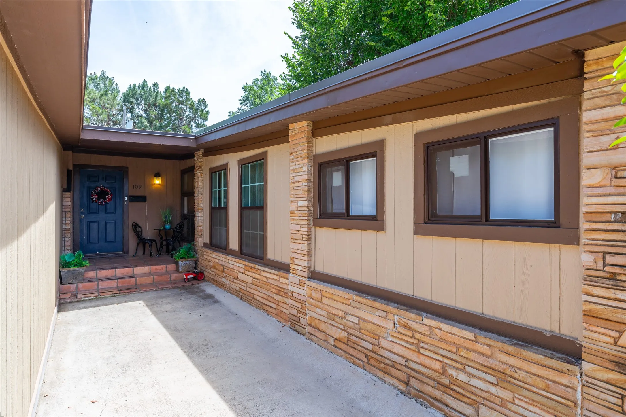 Single Family Residence For Sale in Taylor County , 109 Circle of Holly, Abilene, Texas 79605, 3 Bedroom, 3 Bathroom, 2 Garage spaces, 2,201 Sqft, built in 1961, mls#21281225, Real Estate Agent in Abilene, Homes For Sale in Taylor county, Homes For Sale in Abilene, Realtor in Abilene Texas, Real Estate Brokerage Independent Realty Texas, Luminita Cordes Realtor