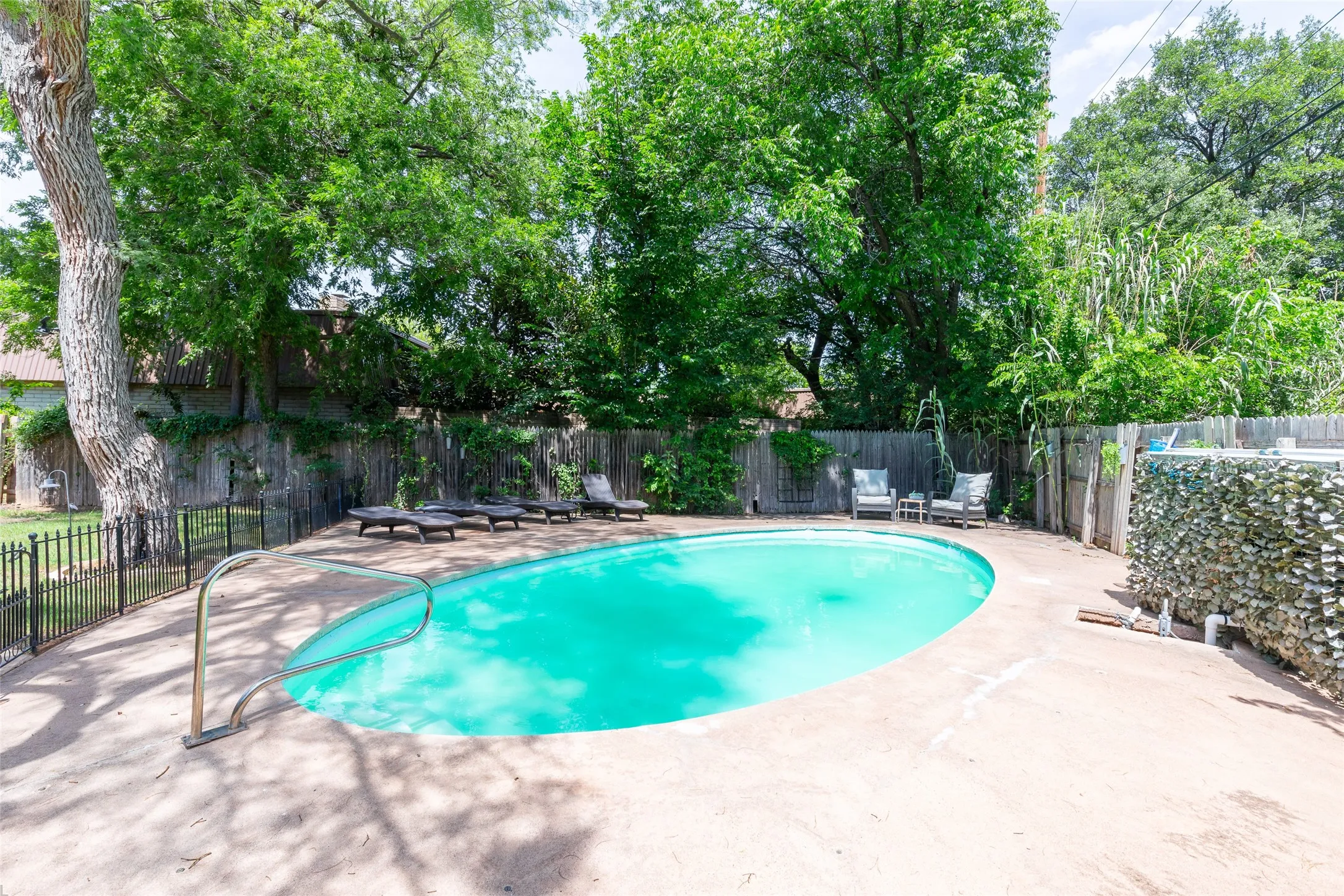 Single Family Residence For Sale in Taylor County , 109 Circle of Holly, Abilene, Texas 79605, 3 Bedroom, 3 Bathroom, 2 Garage spaces, 2,201 Sqft, built in 1961, mls#21281225, Real Estate Agent in Abilene, Homes For Sale in Taylor county, Homes For Sale in Abilene, Realtor in Abilene Texas, Real Estate Brokerage Independent Realty Texas, Luminita Cordes Realtor